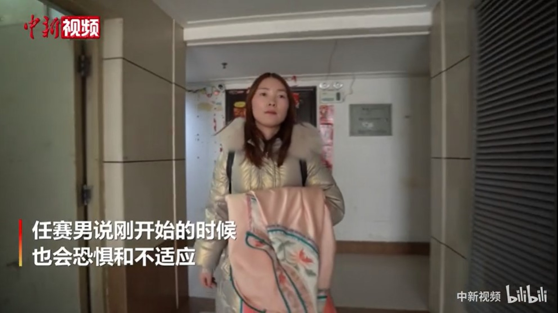 在任賽男的故事被報導出來之前,可能還有許多人和藝君一樣,並不知道還有「壽衣模特」這個職業。包括賽男自己,她坦言過:最開始接觸到的時候,其實自己心裏也有恐懼和不適。直到在一次一次地了解後,才慢慢習慣了這份工作,也完全接受了這個行業。(bilibili@中新視頻) 在任賽男的故事被報導出來之前,可能還有許多人和藝君一樣,並不知道還有「壽衣模特」這個職業。包括賽男自己,她坦言過:最開始接觸到的時候,其實自己心裏也有恐懼和不適。直到在一次一次地了解後,才慢慢習慣了這份工作,也完全接受了這個行業。(bilibili@中新視頻)