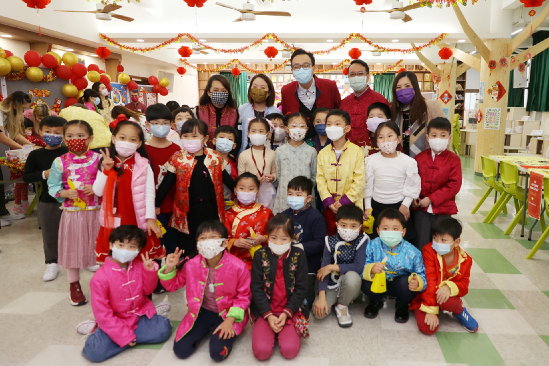 德萃幼稚園三位校長、朱子穎總校長、漢師德萃學校馮鑑邦校長一同為年宵花盡心思。 德萃幼稚園三位校長、朱子穎總校長、漢師德萃學校馮鑑邦校長一同為年宵花盡心思。