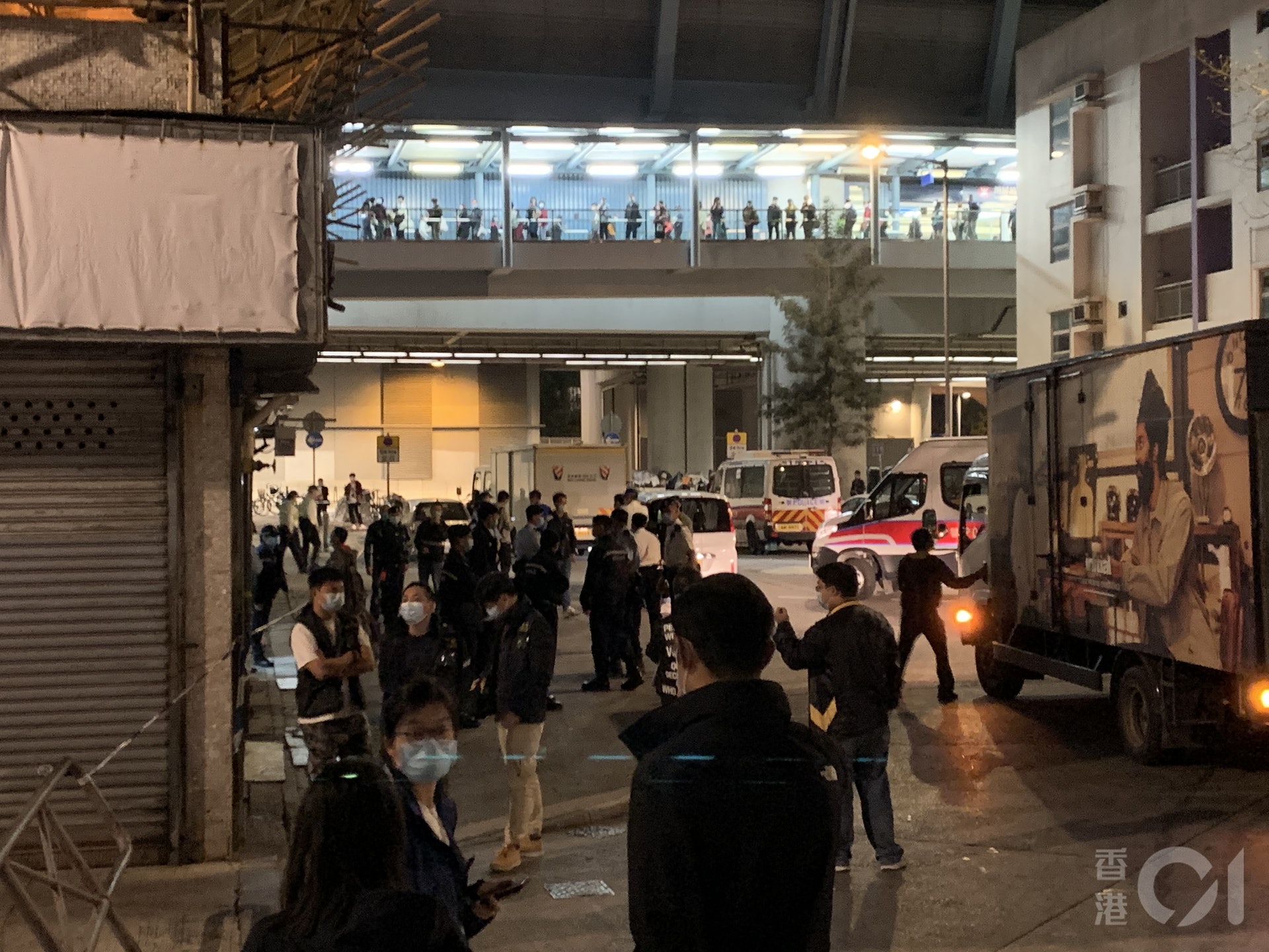 2月5日傍晚7時,港府宣布圍封元朗富來花園,居民強制檢測。(陳康智攝) 2月5日傍晚7時,港府宣布圍封元朗富來花園,居民強制檢測。(陳康智攝)