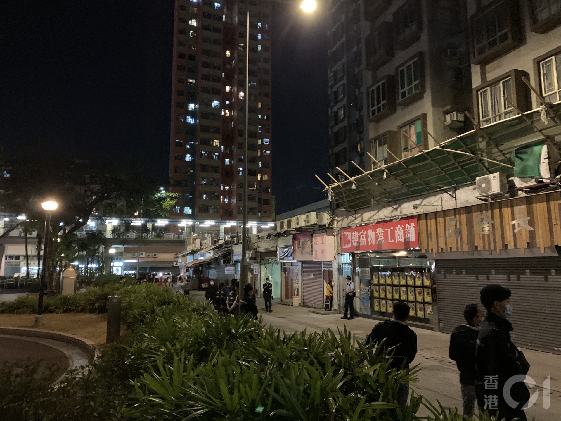2月5日傍晚7時,港府宣布圍封元朗富來花園,居民強制檢測。(陳康智攝) 2月5日傍晚7時,港府宣布圍封元朗富來花園,居民強制檢測。(陳康智攝)