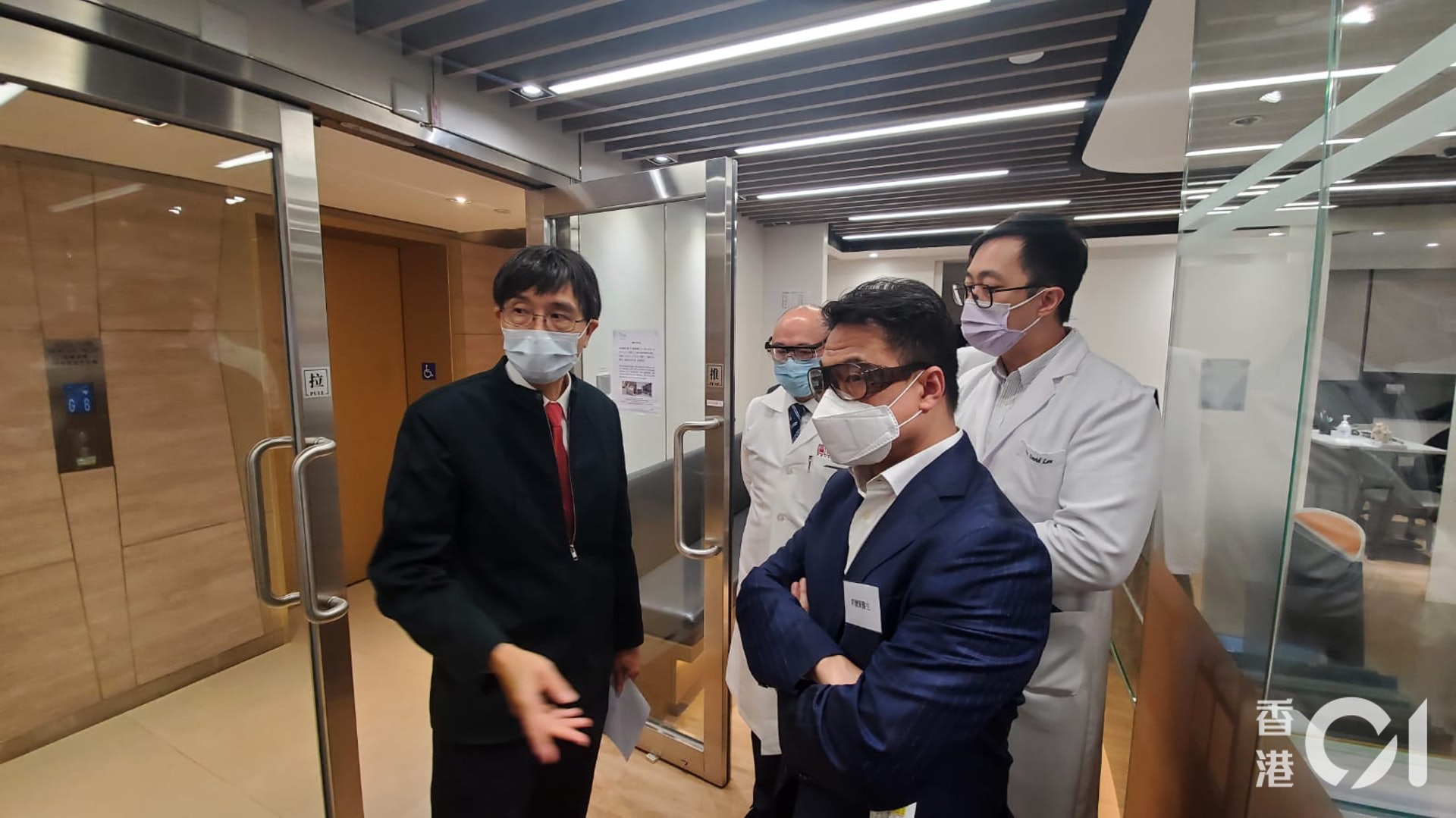 新冠肺炎疫情爆發,催生香港的線上醫療行業急速冒起。圖為袁國勇視察尚至醫療的感染控制措施。(尚至醫療提供) 新冠肺炎疫情爆發,催生香港的線上醫療行業急速冒起。圖為袁國勇視察尚至醫療的感染控制措施。(尚至醫療提供)