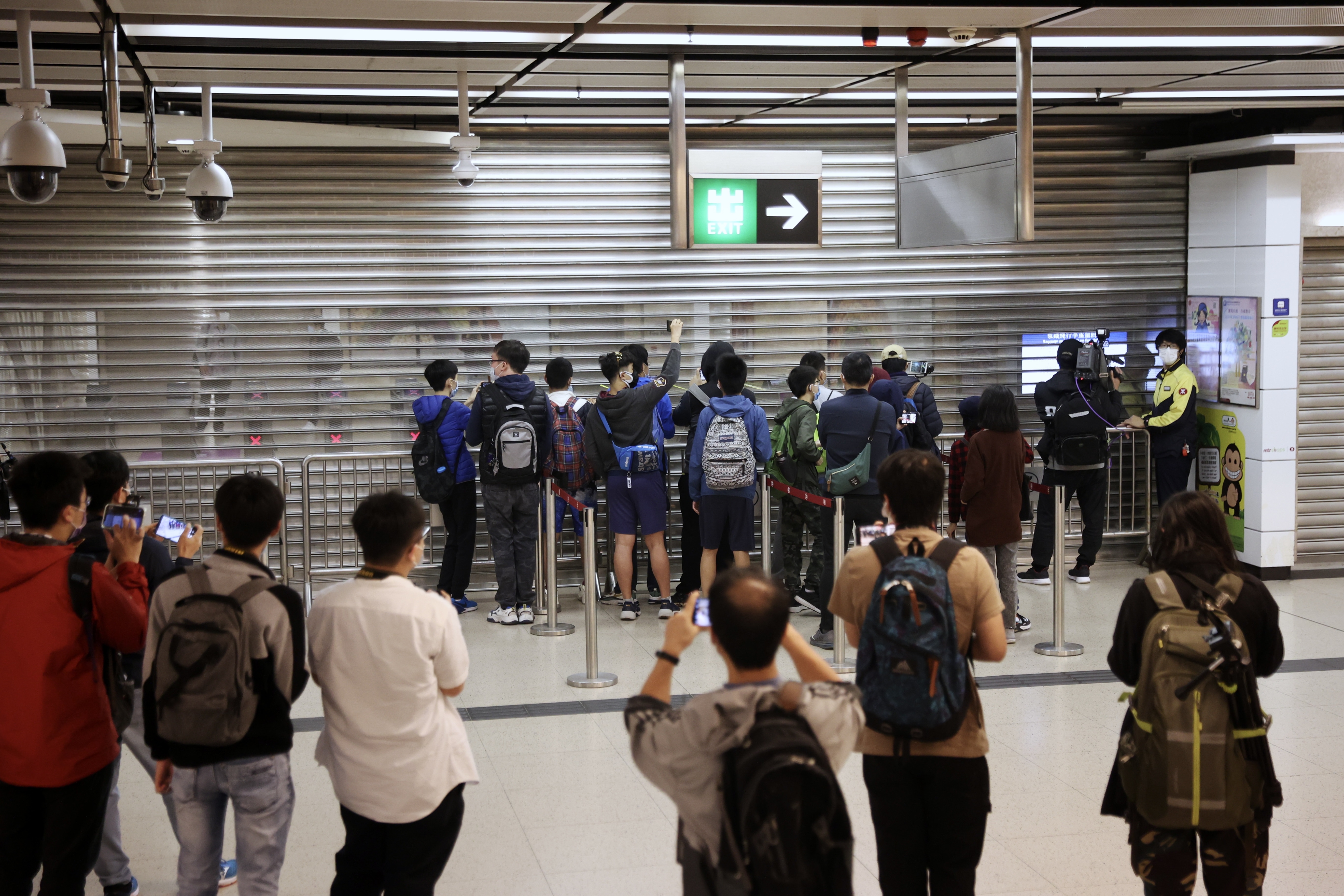 今早約5時15分，已有近50人於沙田站外等候車站開放，不少人十分興奮雀躍。（歐嘉樂攝）