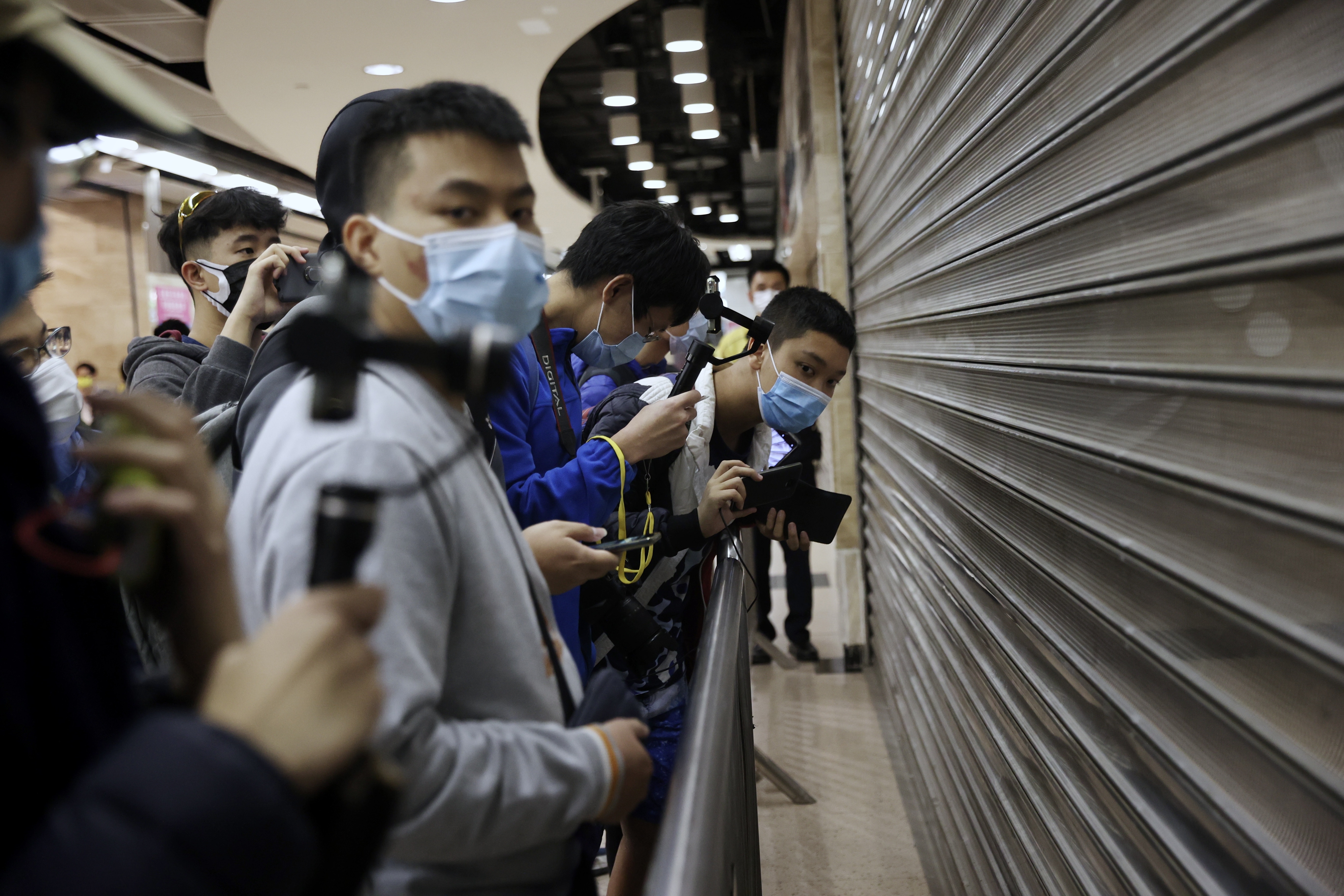 今早約5時15分，已有近50人於沙田站外等候車站開放，不少人十分興奮雀躍。（歐嘉樂攝）