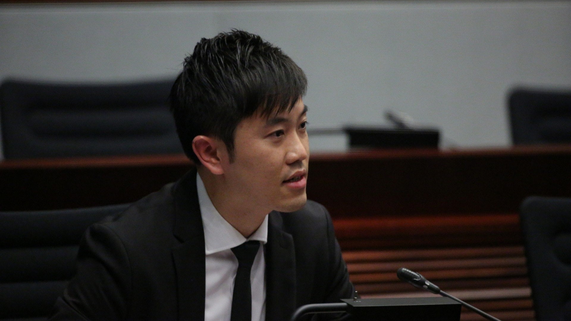 復必泰疫苗|陳肇始不知受影響人數 鄭松泰轟:你係咪想嚇死市民 復必泰疫苗|陳肇始不知受影響人數 鄭松泰轟:你係咪想嚇死市民