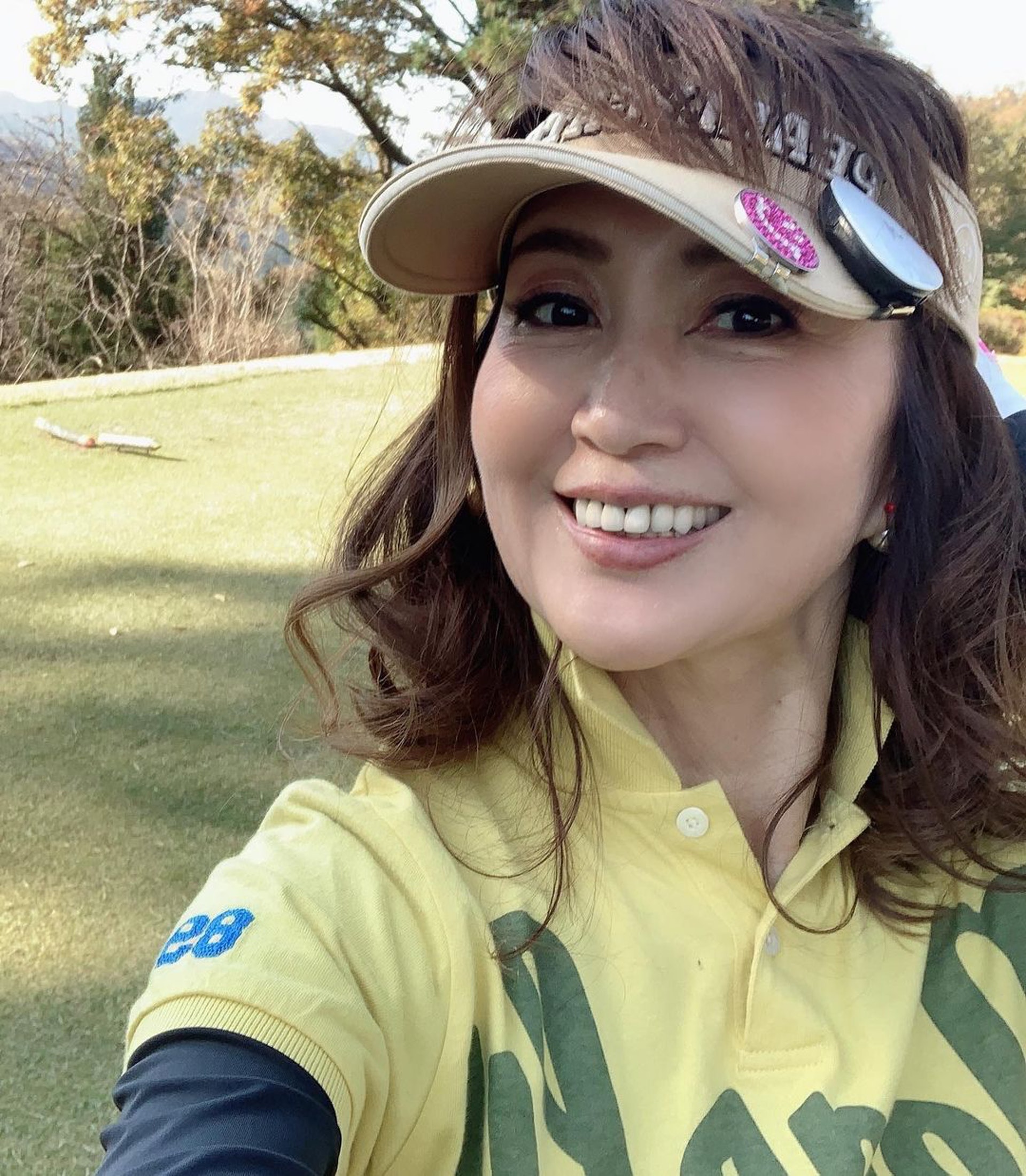 上野潤子親自設計了一套「讓你看起來年輕15歲」的按摩法,來提高垂下的臉部肌肉,輪廓更為突出。(junko__ueno@IG) 上野潤子親自設計了一套「讓你看起來年輕15歲」的按摩法,來提高垂下的臉部肌肉,輪廓更為突出。(junko__ueno@IG)