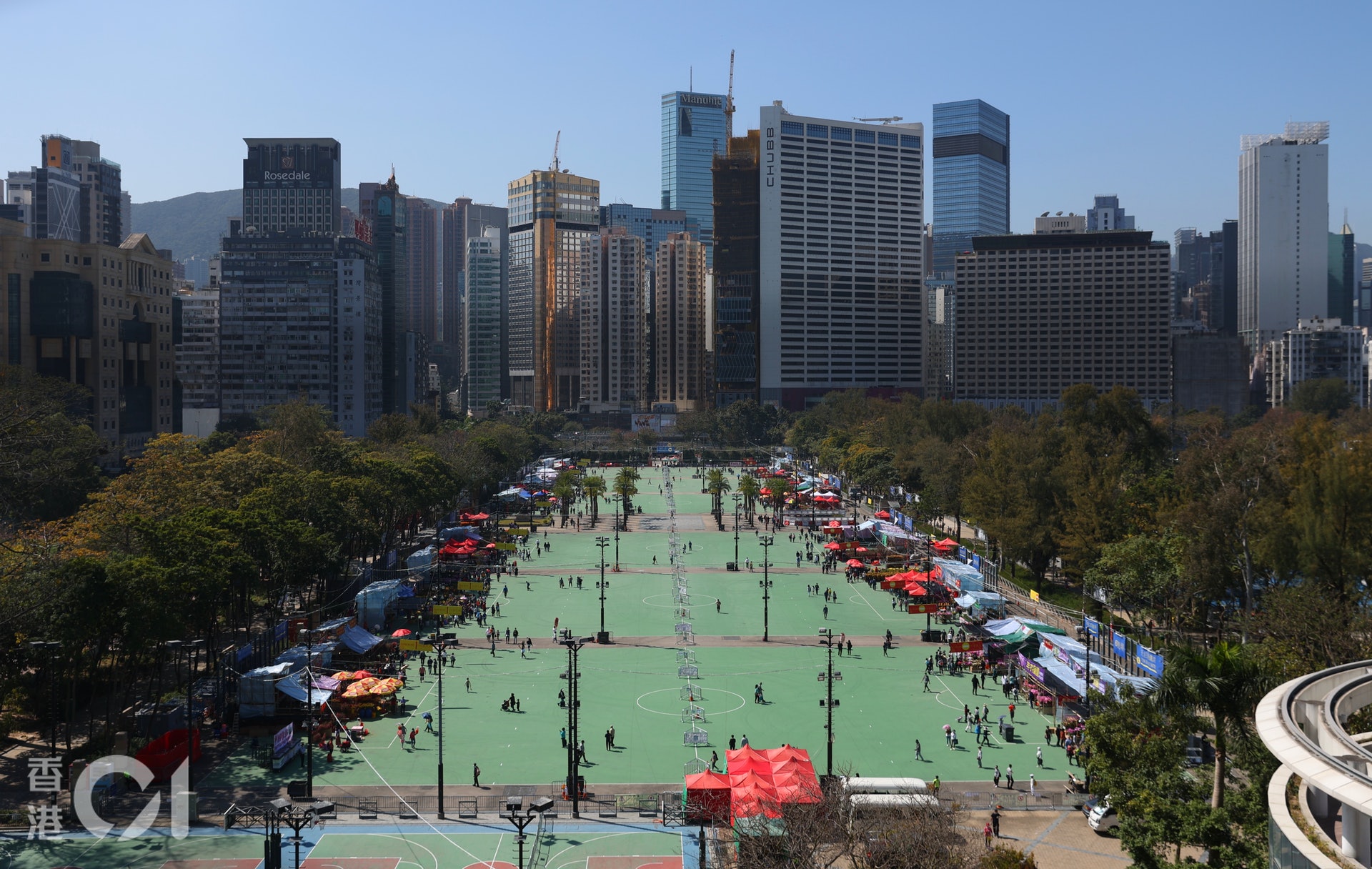 由於今年花檔都只有兩邊排開,場地看落非常疏落、空曠。(余俊亮攝) 由於今年花檔都只有兩邊排開,場地看落非常疏落、空曠。(余俊亮攝)
