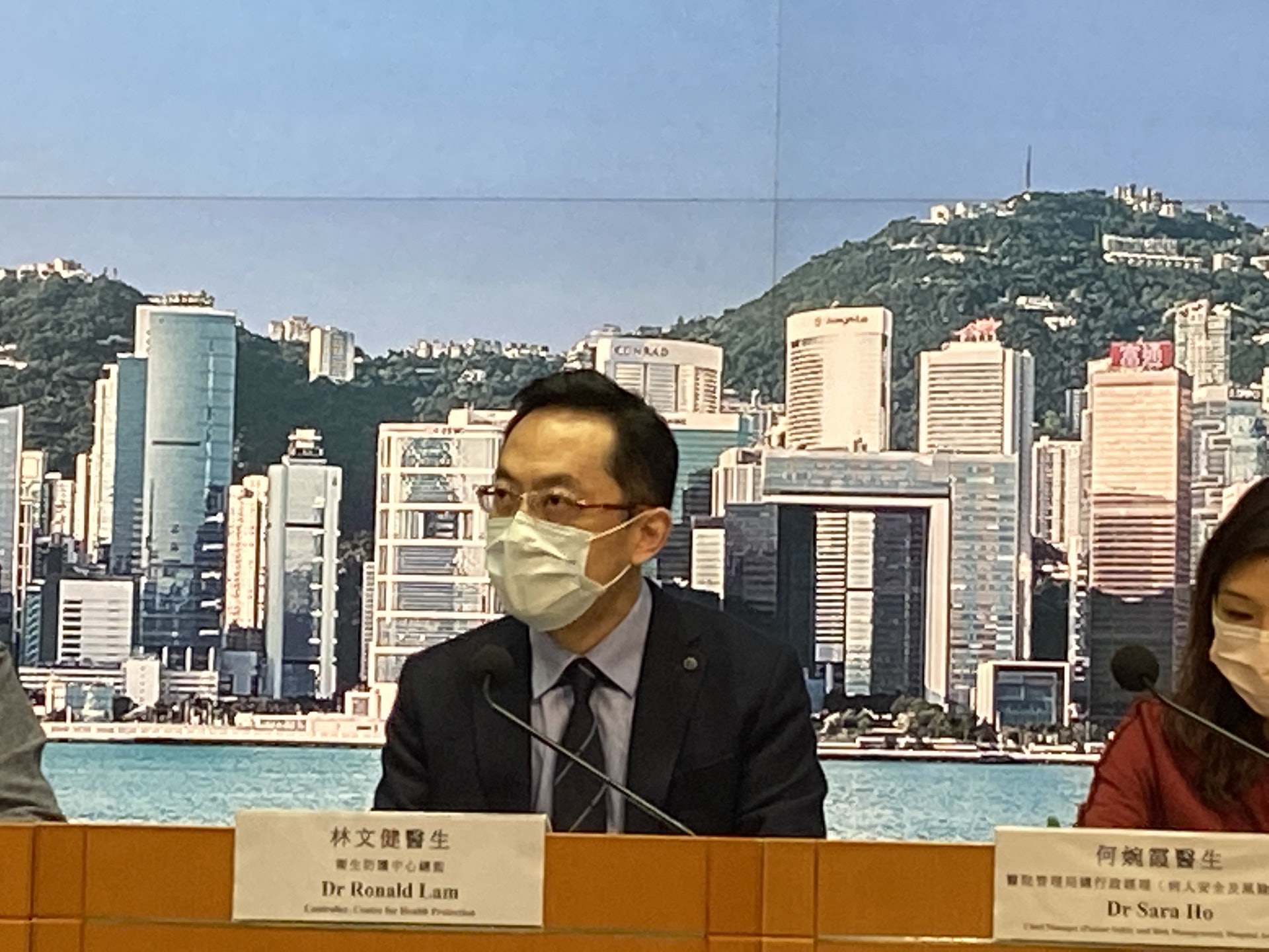 衞生署衞生防護中心總監林文健自上月底出任新崗位後,今日下午首次出席疫情記者會。(麥凱茵攝) 衞生署衞生防護中心總監林文健自上月底出任新崗位後,今日下午首次出席疫情記者會。(麥凱茵攝)