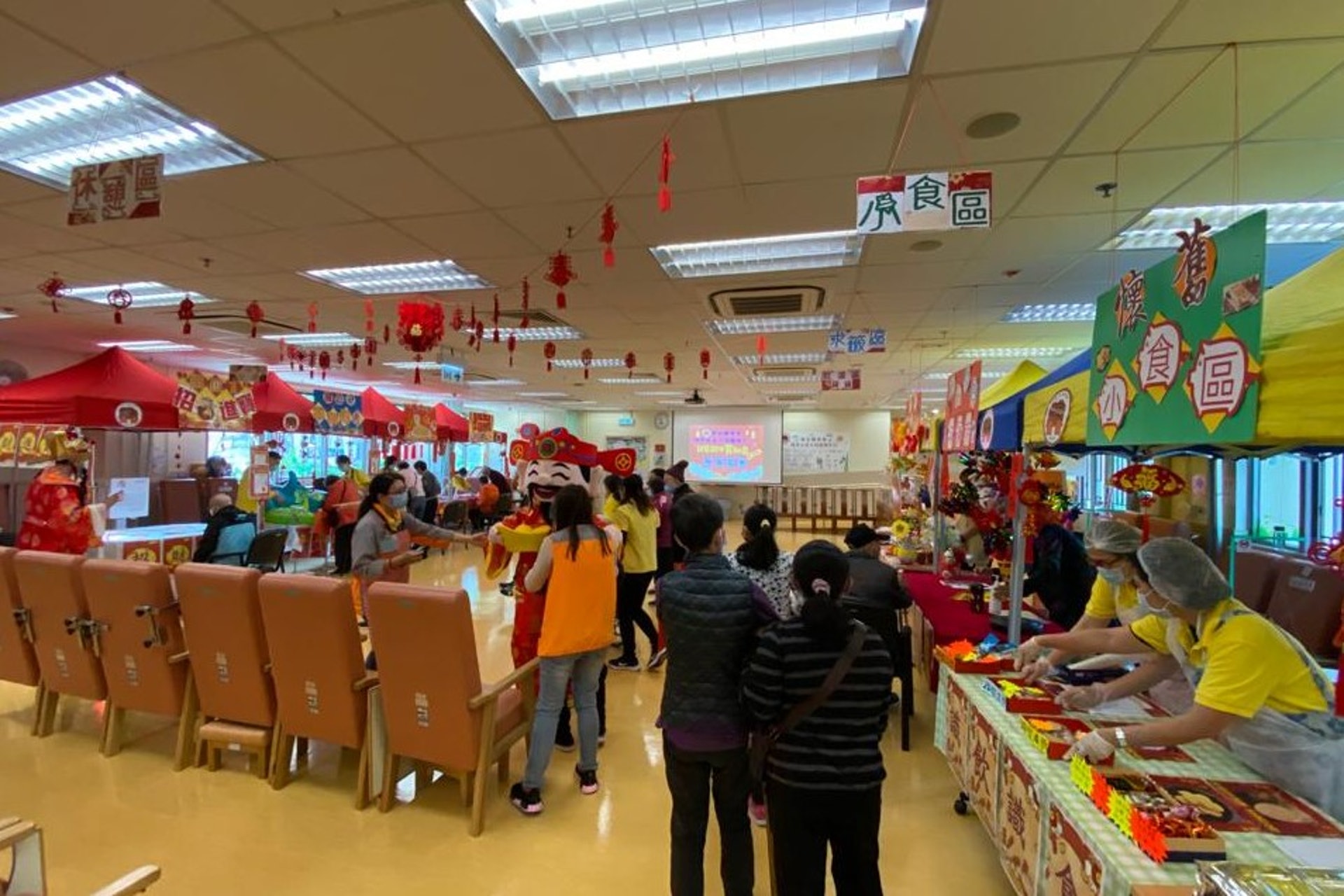 從相中可見,該中心內設置了至少六個攤檔。(「鄰舍輔導會 The Neighbourhood Advice-Action Council」Facebook圖片) 從相中可見,該中心內設置了至少六個攤檔。(「鄰舍輔導會 The Neighbourhood Advice-Action Council」Facebook圖片)
