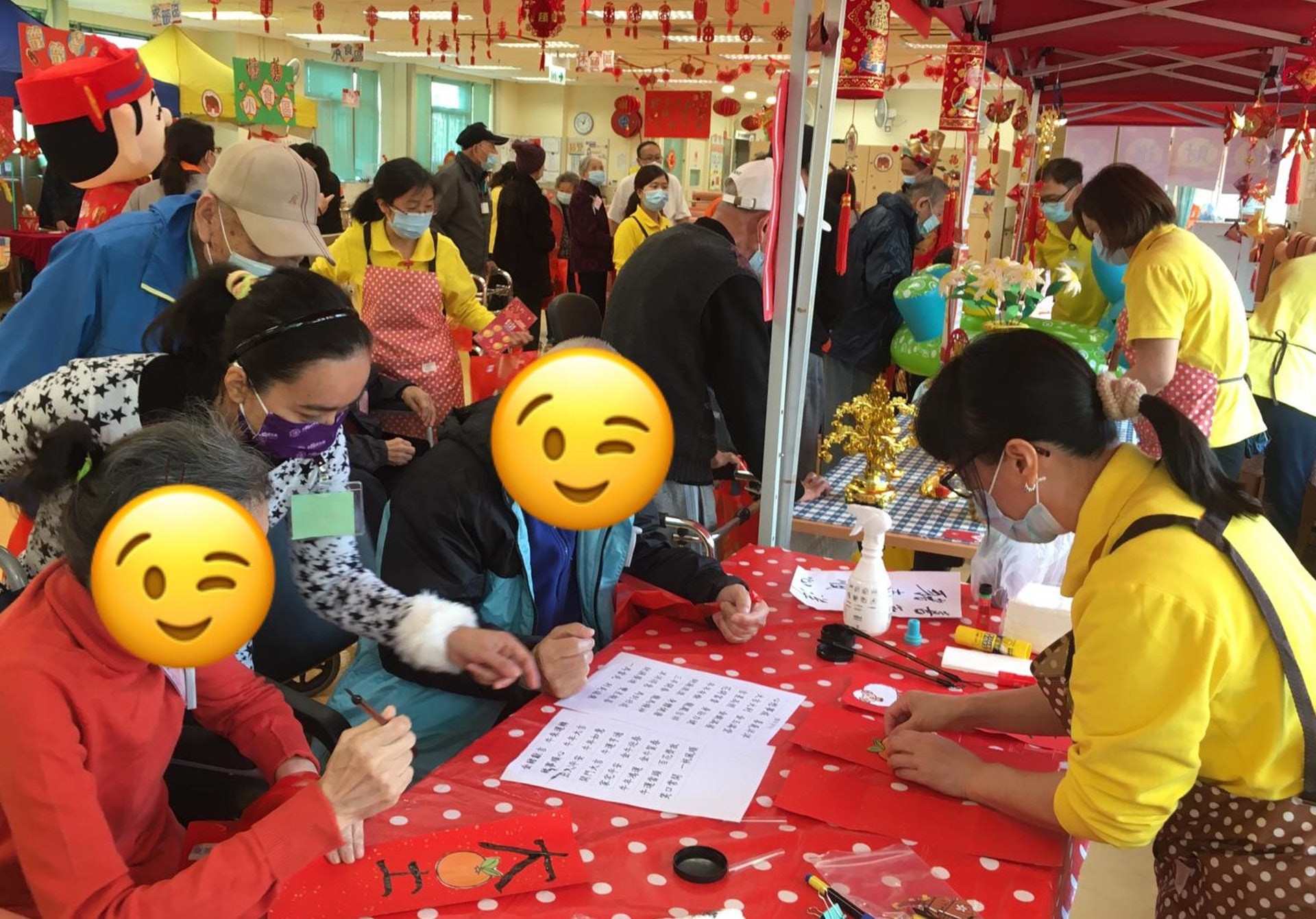 有長者護理中心的職員為了讓長者感受節日氣氛,將中心打造成「乾濕貨齊備」的年宵市場。(「鄰舍輔導會 The Neighbourhood Advice-Action Council」Facebook圖片) 有長者護理中心的職員為了讓長者感受節日氣氛,將中心打造成「乾濕貨齊備」的年宵市場。(「鄰舍輔導會 The Neighbourhood Advice-Action Council」Facebook圖片)