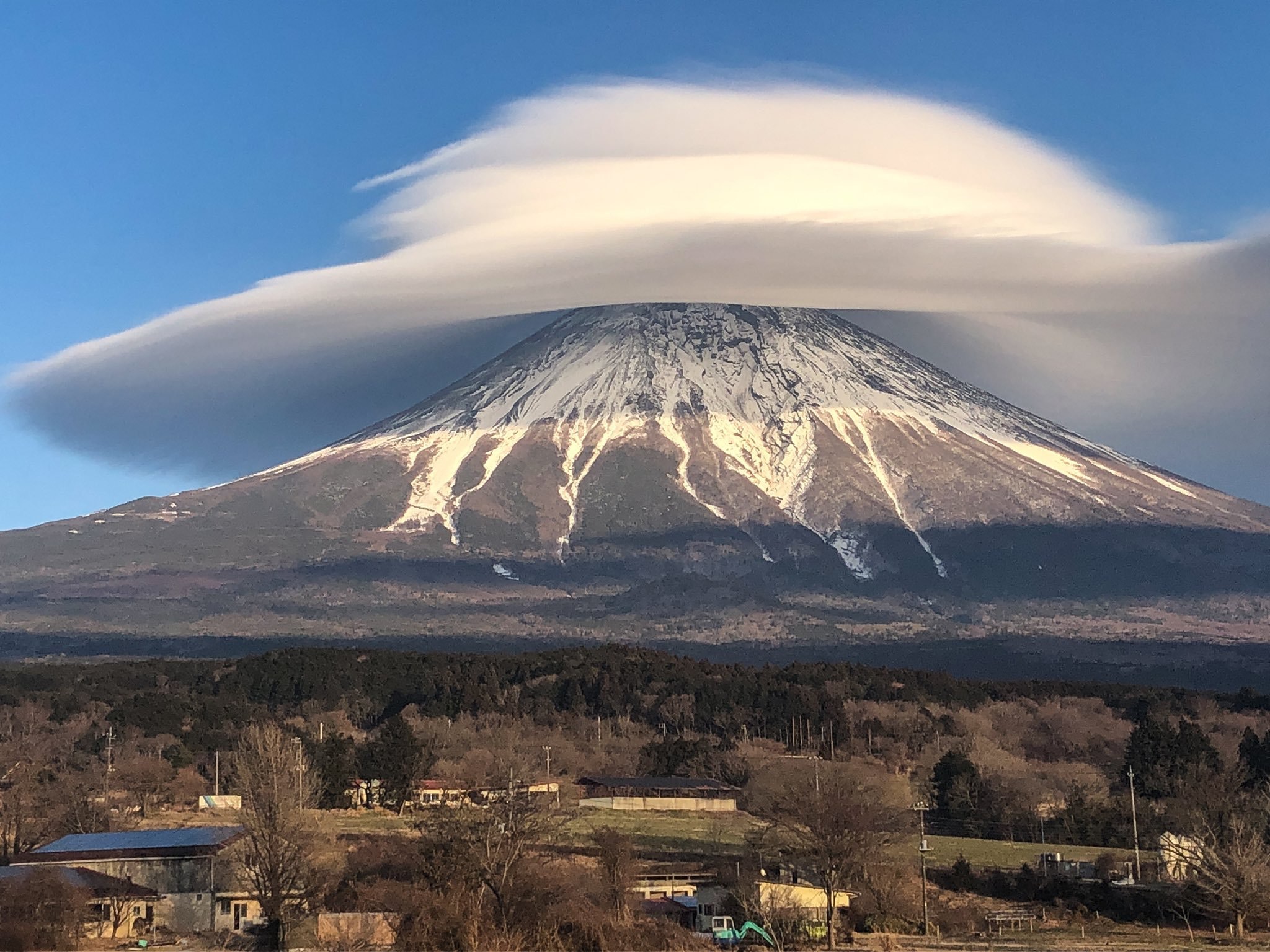 富士山頂驚現蘑菇雲神圖片網上熱傳網民 原爆實驗 趣一趣 香港01 熱爆話題