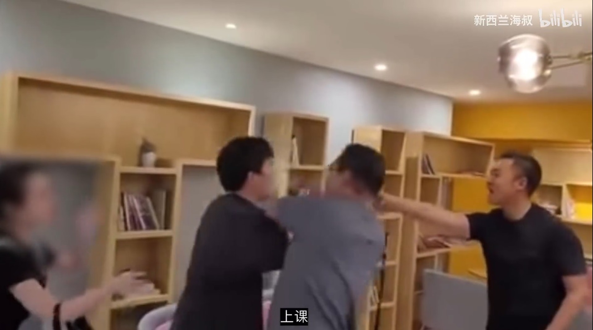 疑似是女事主的男友人上前制止。(影片截圖) 疑似是女事主的男友人上前制止。(影片截圖)