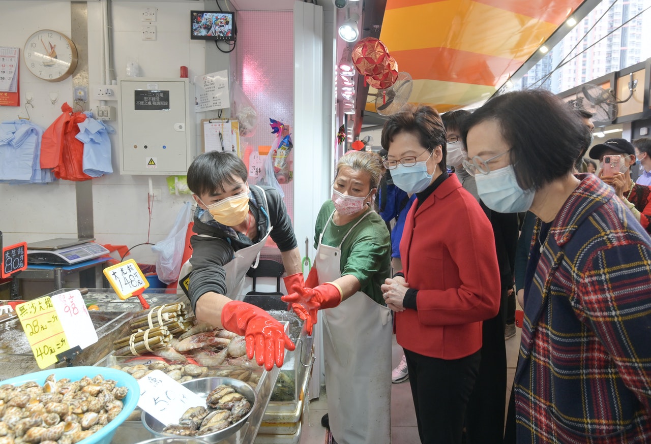 林鄭月娥(右二)了解街市內一個海鮮檔的經營情況。(政府新聞處圖片) 林鄭月娥(右二)了解街市內一個海鮮檔的經營情況。(政府新聞處圖片)