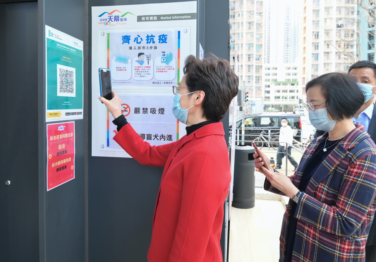 林鄭月娥今日到訪天水圍天幕街市,在進入街市時掃描「安心出行」應用程式二維碼。(政府新聞處圖片) 林鄭月娥今日到訪天水圍天幕街市,在進入街市時掃描「安心出行」應用程式二維碼。(政府新聞處圖片)