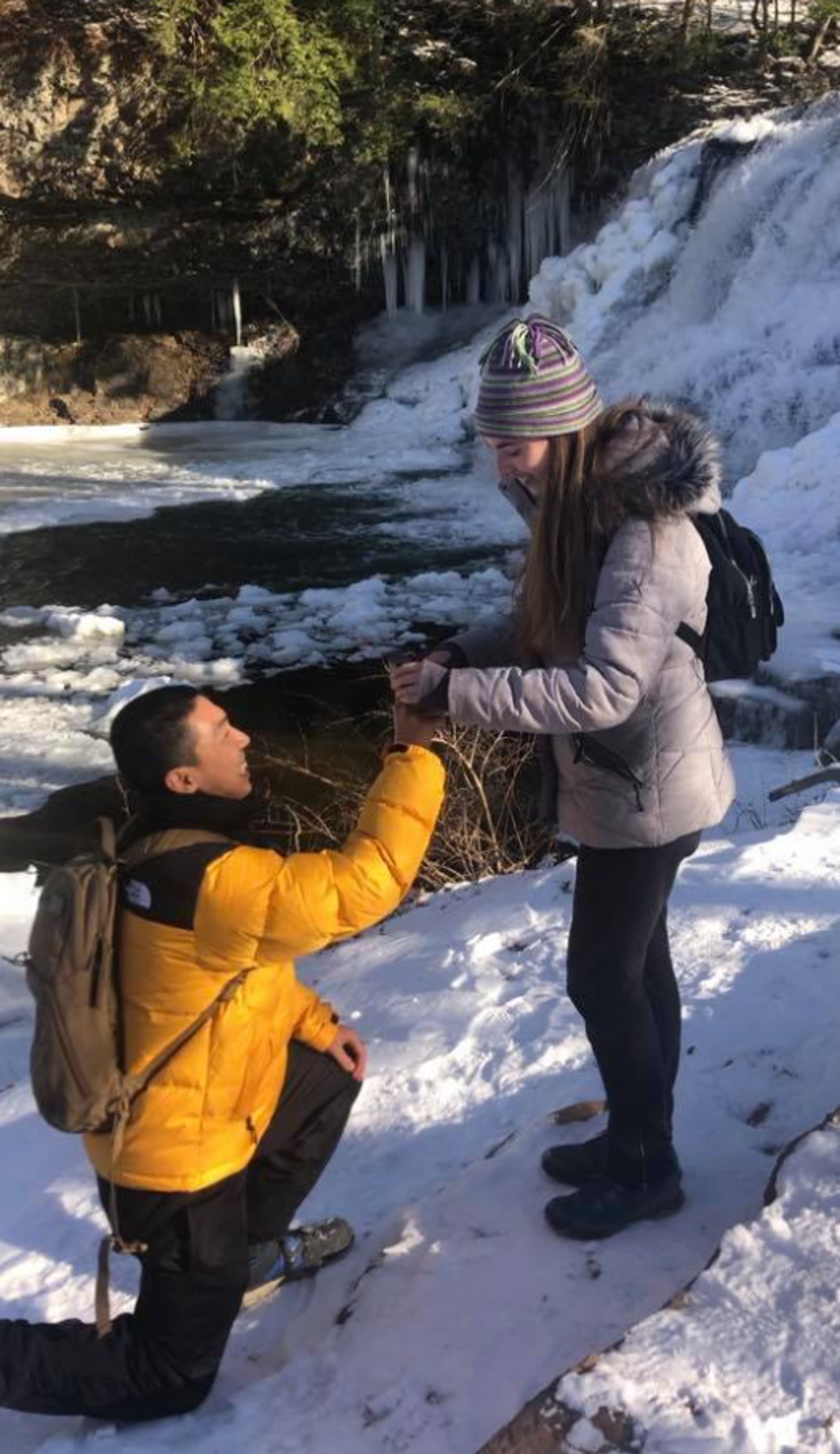 華裔碩士蔣凱文(左)向女友求婚畫面。(Facebook@Kevin Jiang) 華裔碩士蔣凱文(左)向女友求婚畫面。(Facebook@Kevin Jiang)