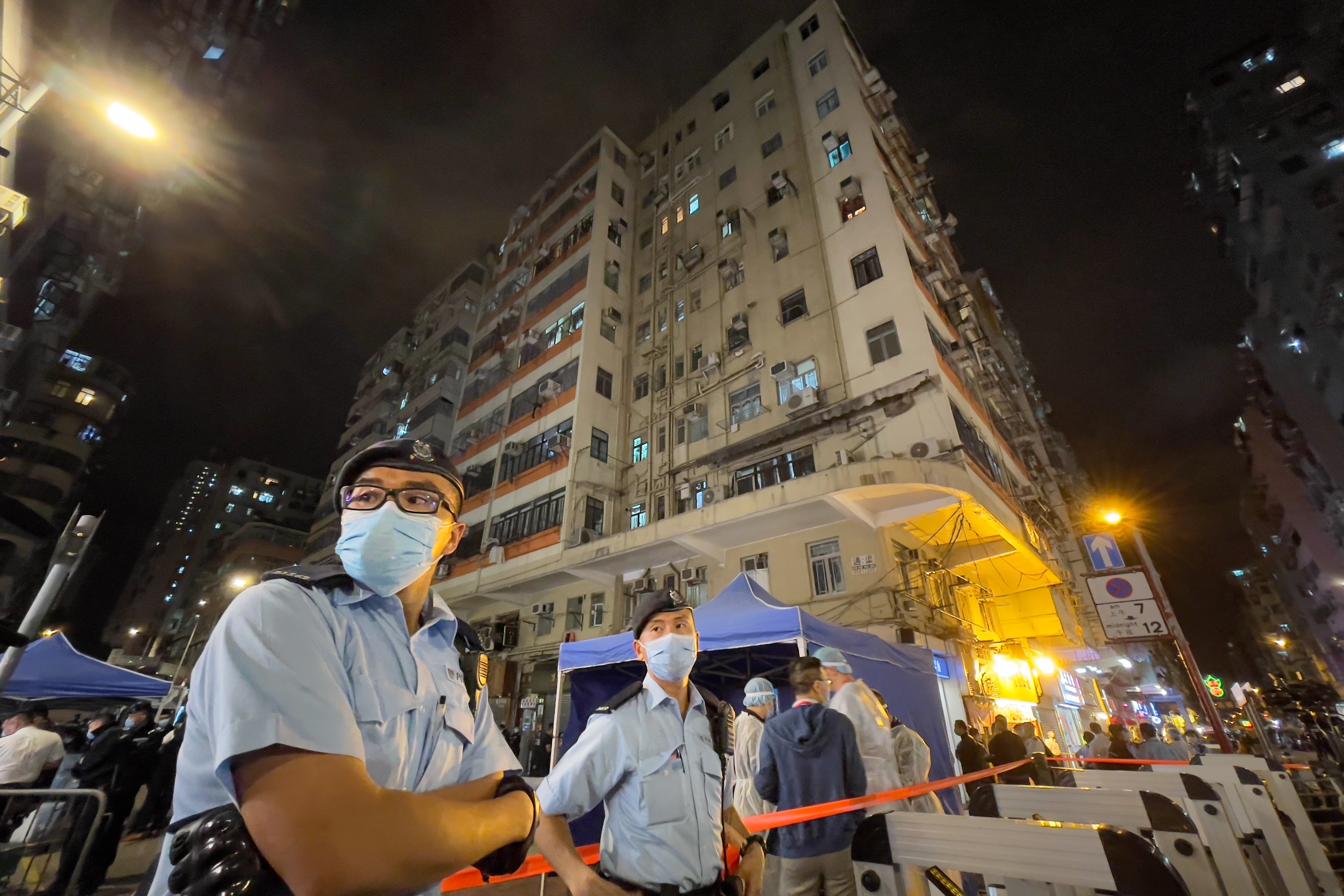 政府於周一（8日）圍封深水埗福榮街88-90號至桂林街恒安樓。（盧翊銘攝）