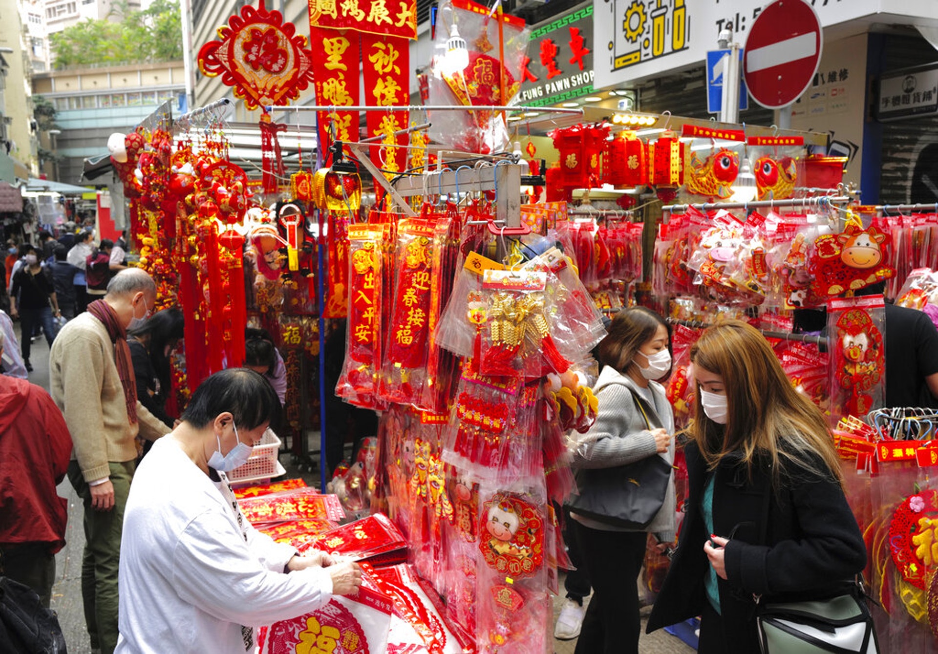 2021牛年:對於香港人來說,農曆新年這個節日仍是要「好好過」。花市較往年「縮皮」,人們就到花墟及一些臨時場地買花;不能與親朋在外用餐,就選擇使用到會服務,或是親手做一頓豐富的飯餐;過時過節用來裝飾家居的用品也不能少。圖為2月8日,香港民眾光顧路邊的攤檔購買應節用品。(AP) 2021牛年:對於香港人來說,農曆新年這個節日仍是要「好好過」。花市較往年「縮皮」,人們就到花墟及一些臨時場地買花;不能與親朋在外用餐,就選擇使用到會服務,或是親手做一頓豐富的飯餐;過時過節用來裝飾家居的用品也不能少。圖為2月8日,香港民眾光顧路邊的攤檔購買應節用品。(AP)