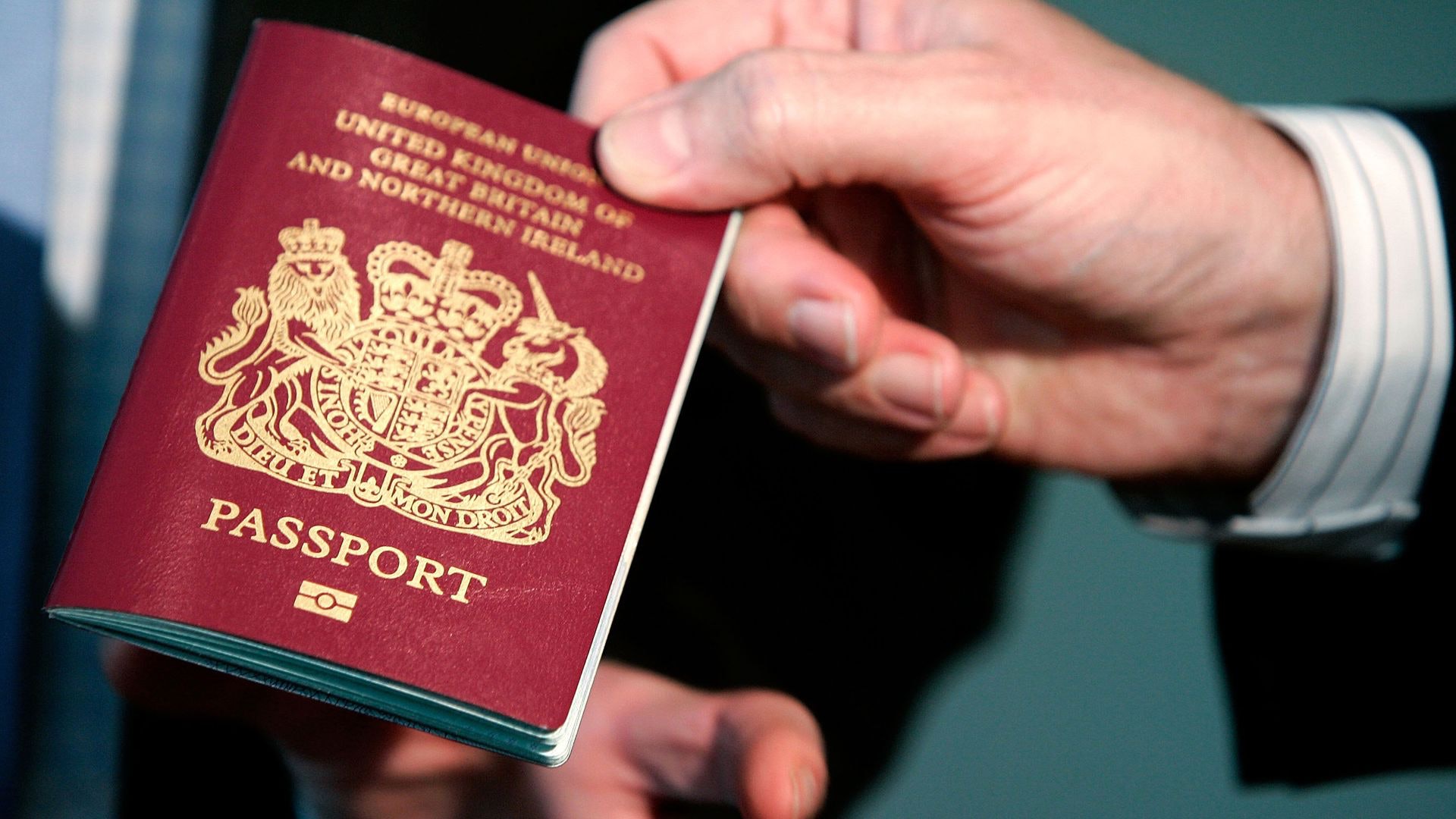 英国自2021年1月起推出一个新的签证，名为Hong Kong BN（O）Visa，供BNO持有人与他们的近亲（close family members）申请，可以在英国国内或国外申请，方式为网上申请（digital online application）。图为2005年10月24日，一名英国官员展示一本英国护照。（Getty）