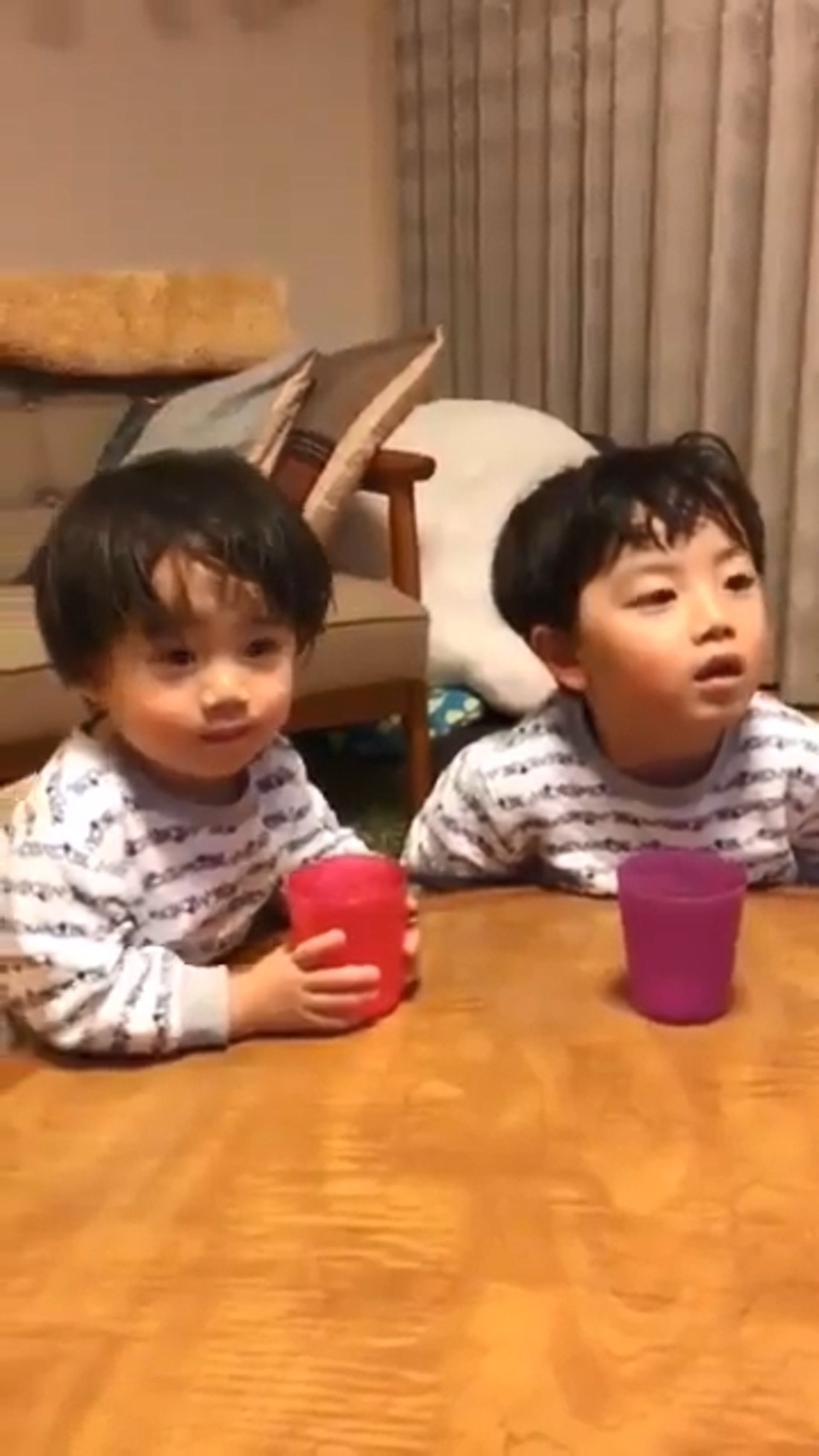 日本爸爸節分扮鬼嚇家人細佬驚到搵杯遮面哥哥勇敢還擊扔豆袋 香港01 熱爆話題 日本爸爸節分扮鬼嚇家人細佬驚到搵杯遮面哥哥勇敢還擊扔豆袋 香港01 熱爆話題