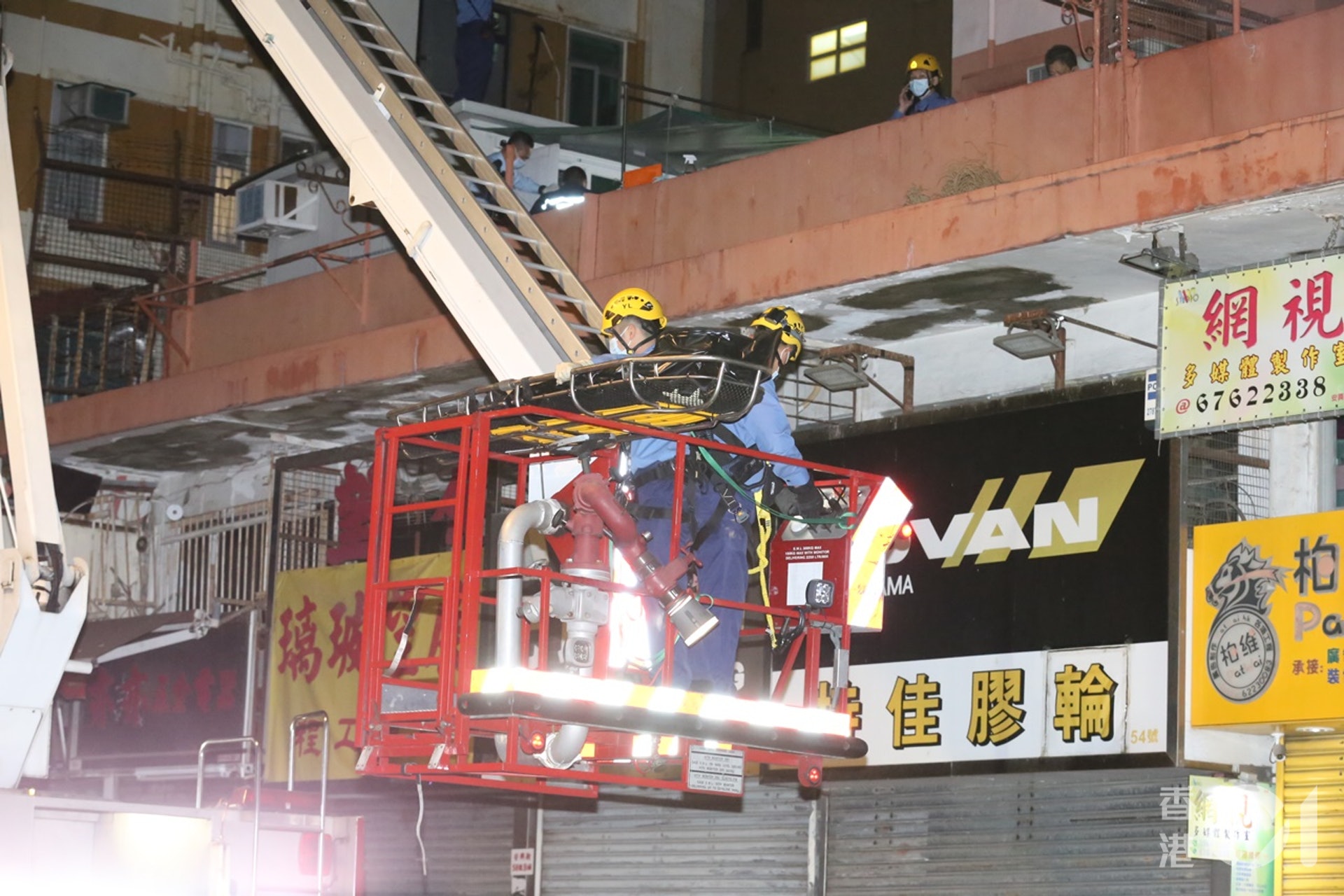消防員架起升降台,將男死者遺體運回地面。(張家豪攝) 消防員架起升降台,將男死者遺體運回地面。(張家豪攝)