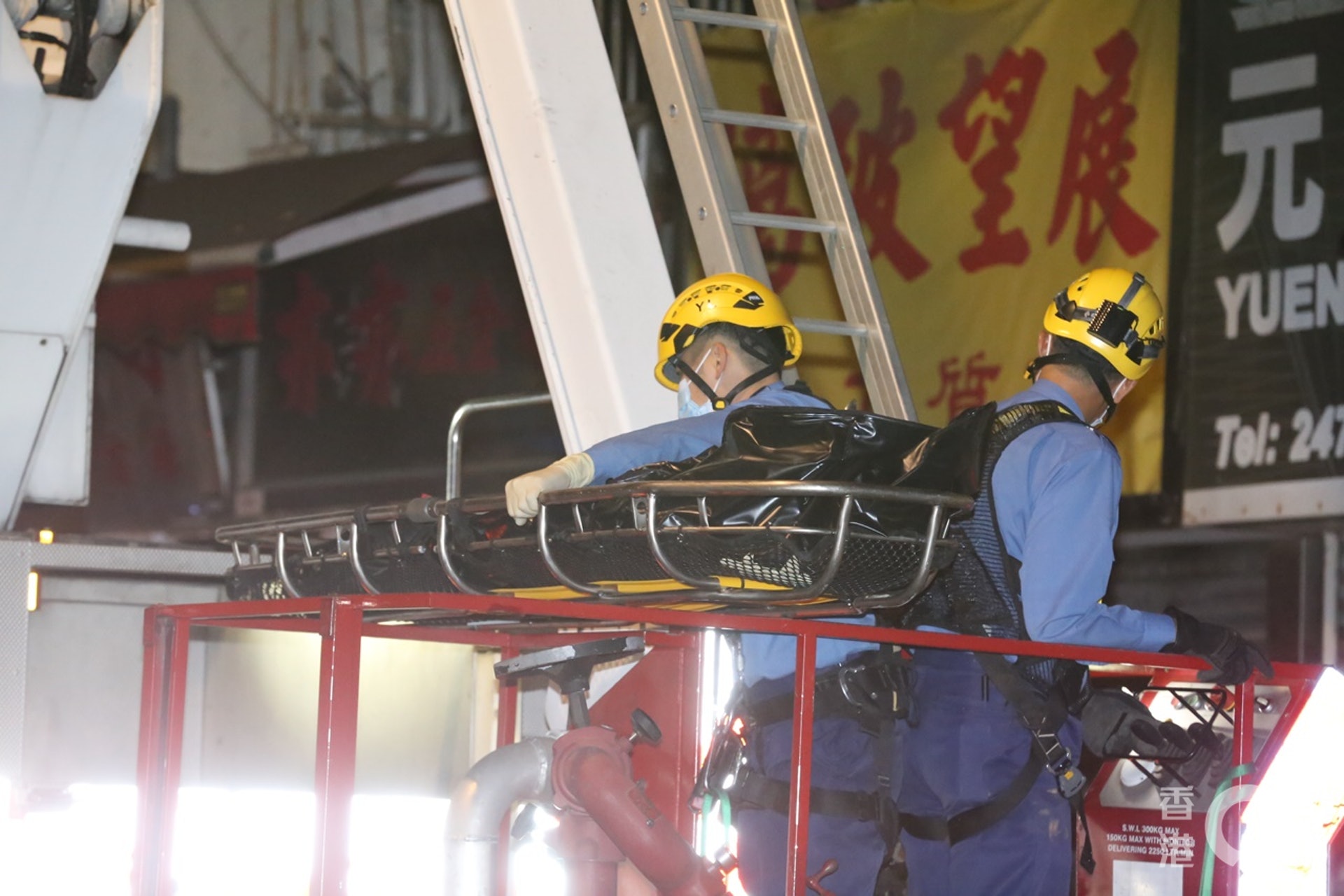 消防員架起升降台,將男死者遺體運回地面。(張家豪攝) 消防員架起升降台,將男死者遺體運回地面。(張家豪攝)