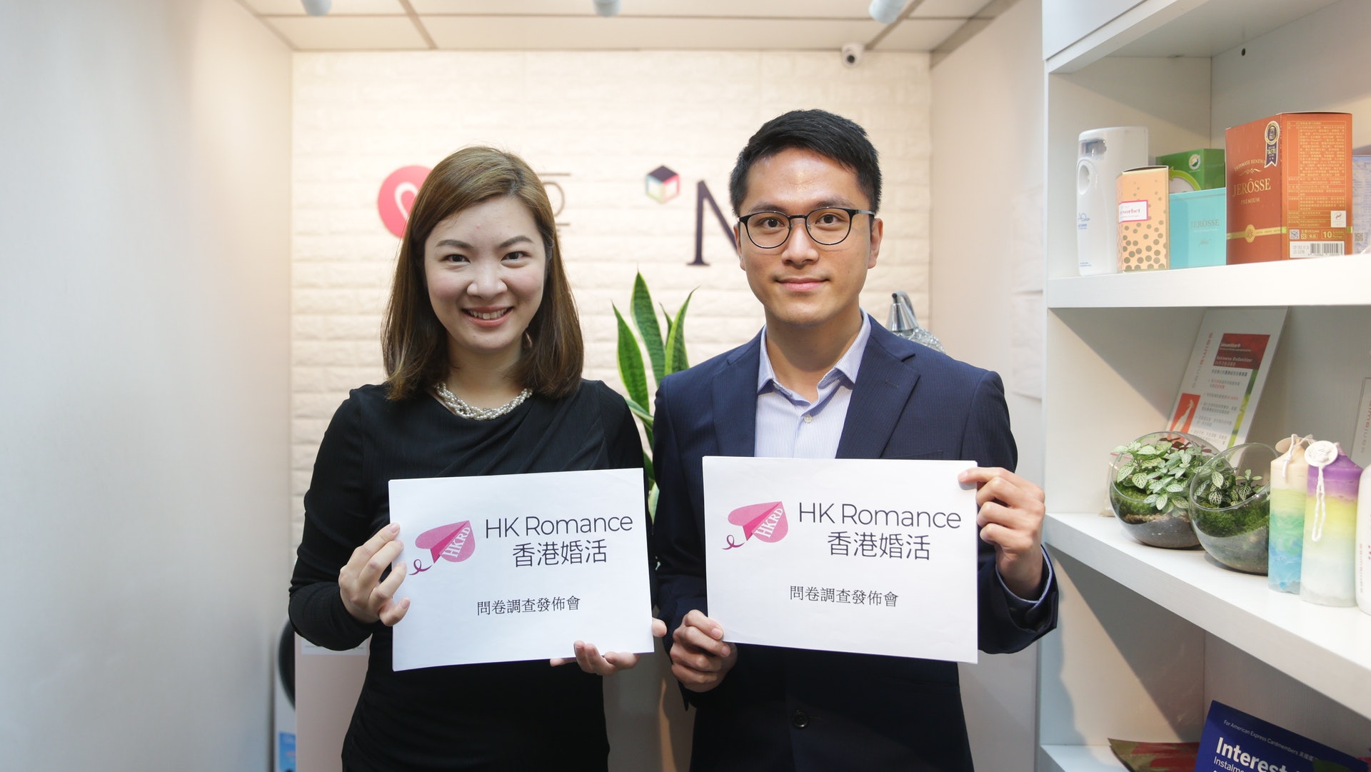 香港婚活早前進行調查,發現今年不少受訪者都表示最不想收到口罩及酒精消毒液,與去年同期結果相比成極大反差。(黃偉民攝)