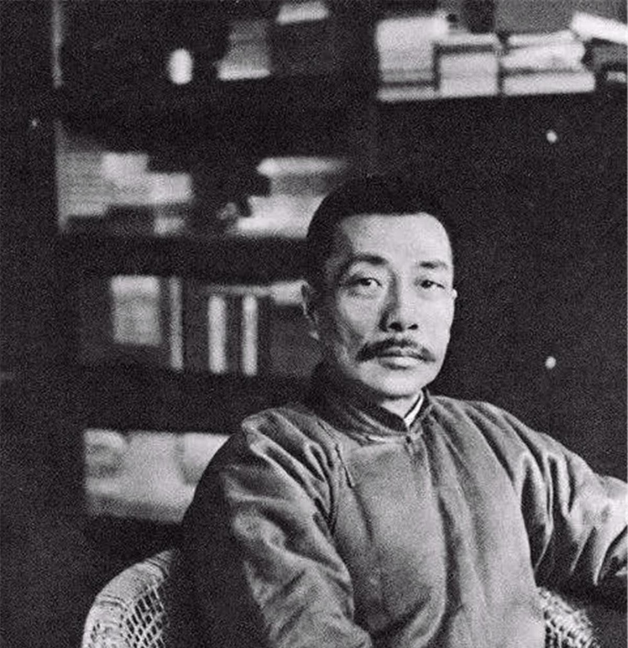 「橫眉冷對千夫指,俯首甘為孺子牛。」是魯迅名句。(網上圖片) 「橫眉冷對千夫指,俯首甘為孺子牛。」是魯迅名句。(網上圖片)