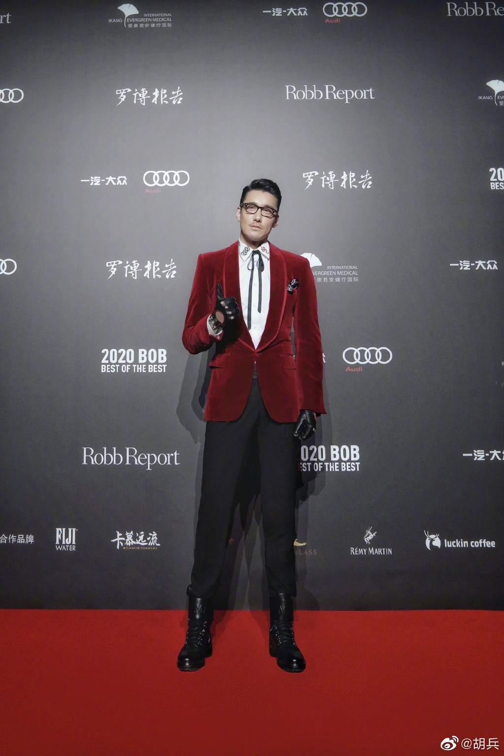 胡兵晒超豪衣帽间自称“全亚洲著过最多靓衫”