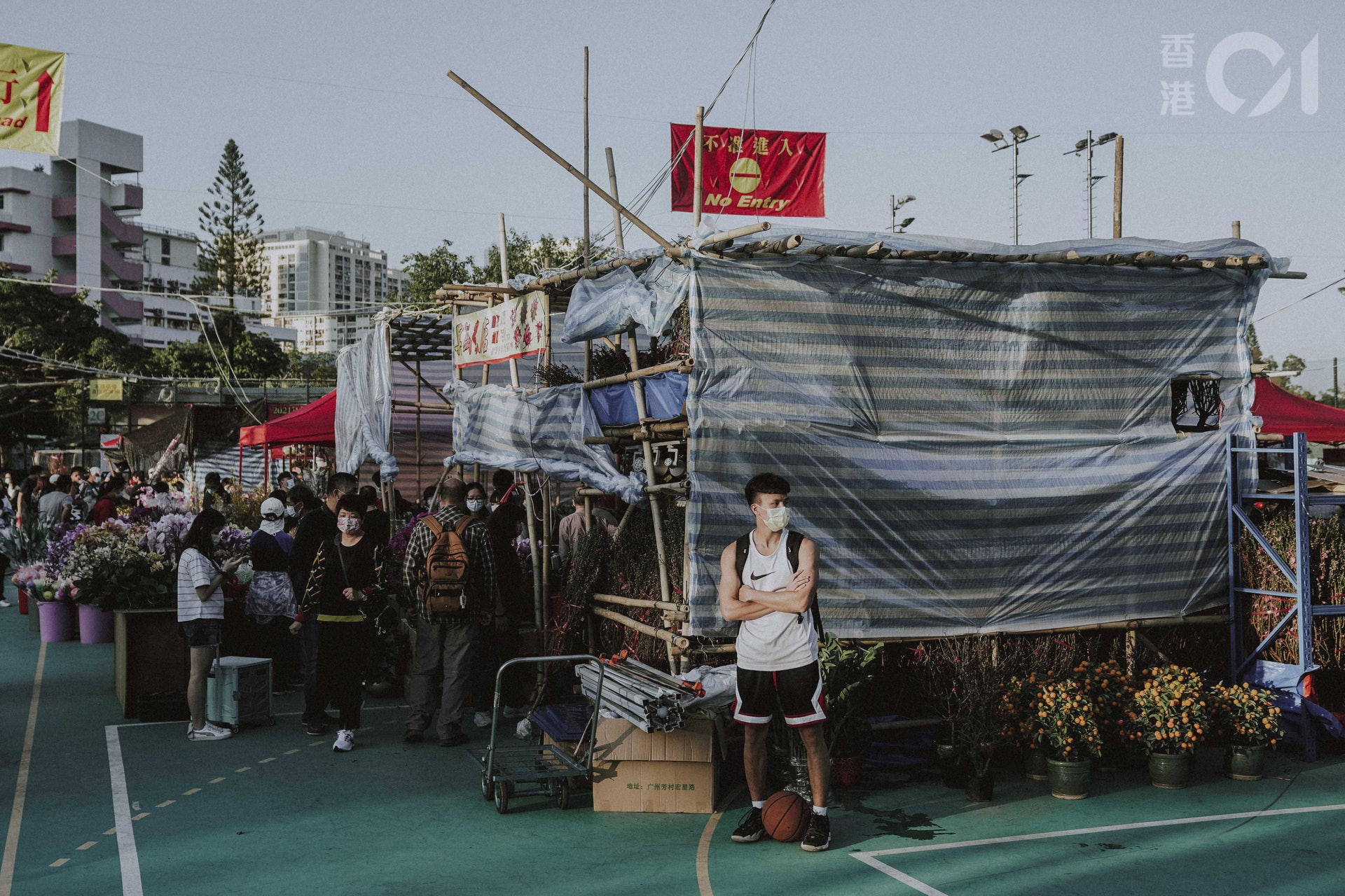 籃球場不能打籃球,淪為花市入口的等候區,是不是叫「滑稽」?(袁志浩攝) 籃球場不能打籃球,淪為花市入口的等候區,是不是叫「滑稽」?(袁志浩攝)