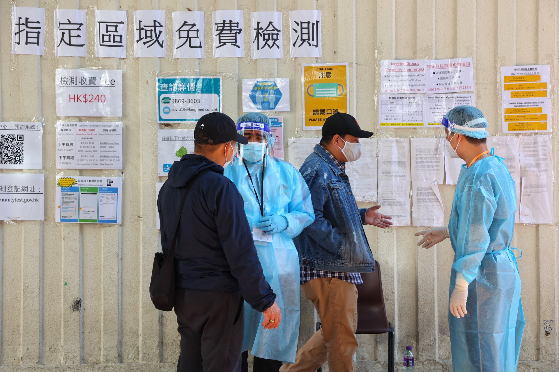 記者今早到梁顯利油麻地社區中心視察,不時有市民入內。(羅君豪攝) 記者今早到梁顯利油麻地社區中心視察,不時有市民入內。(羅君豪攝)