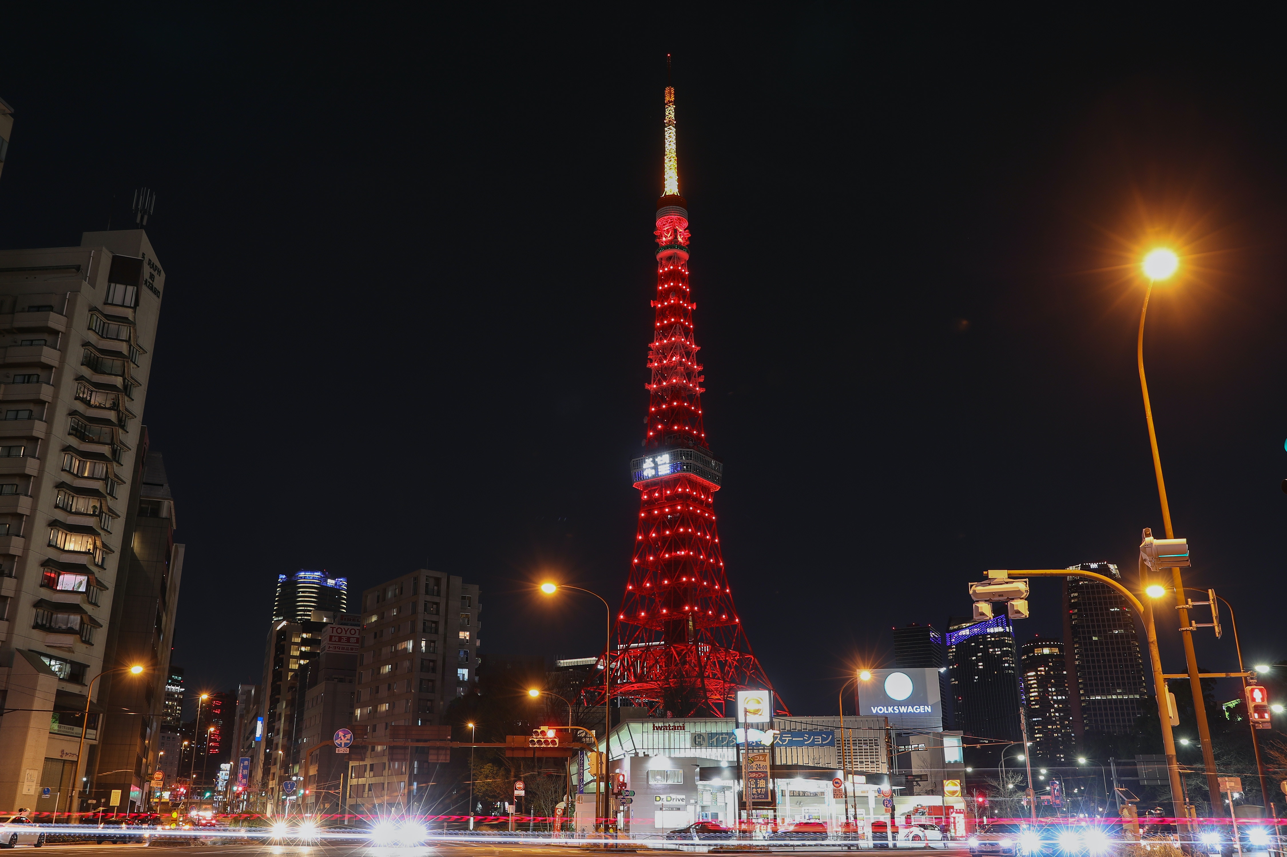 图为2021年2月11日，日本东京的地标性建筑东京塔点亮红灯，庆祝农历新年。 （新华社）