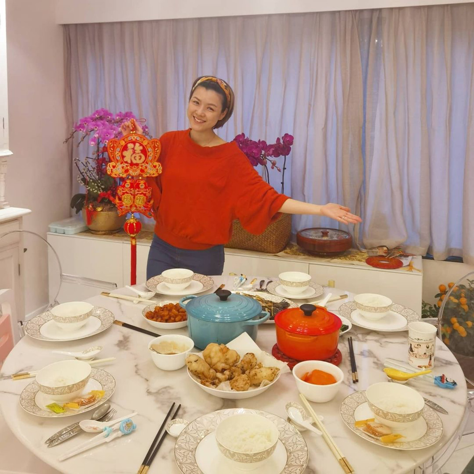 Aimee上載豐盛晚餐的照片,食物擺滿圓形餐桌。(IG/ @aimeechan_official) Aimee上載豐盛晚餐的照片,食物擺滿圓形餐桌。(IG/ @aimeechan_official)