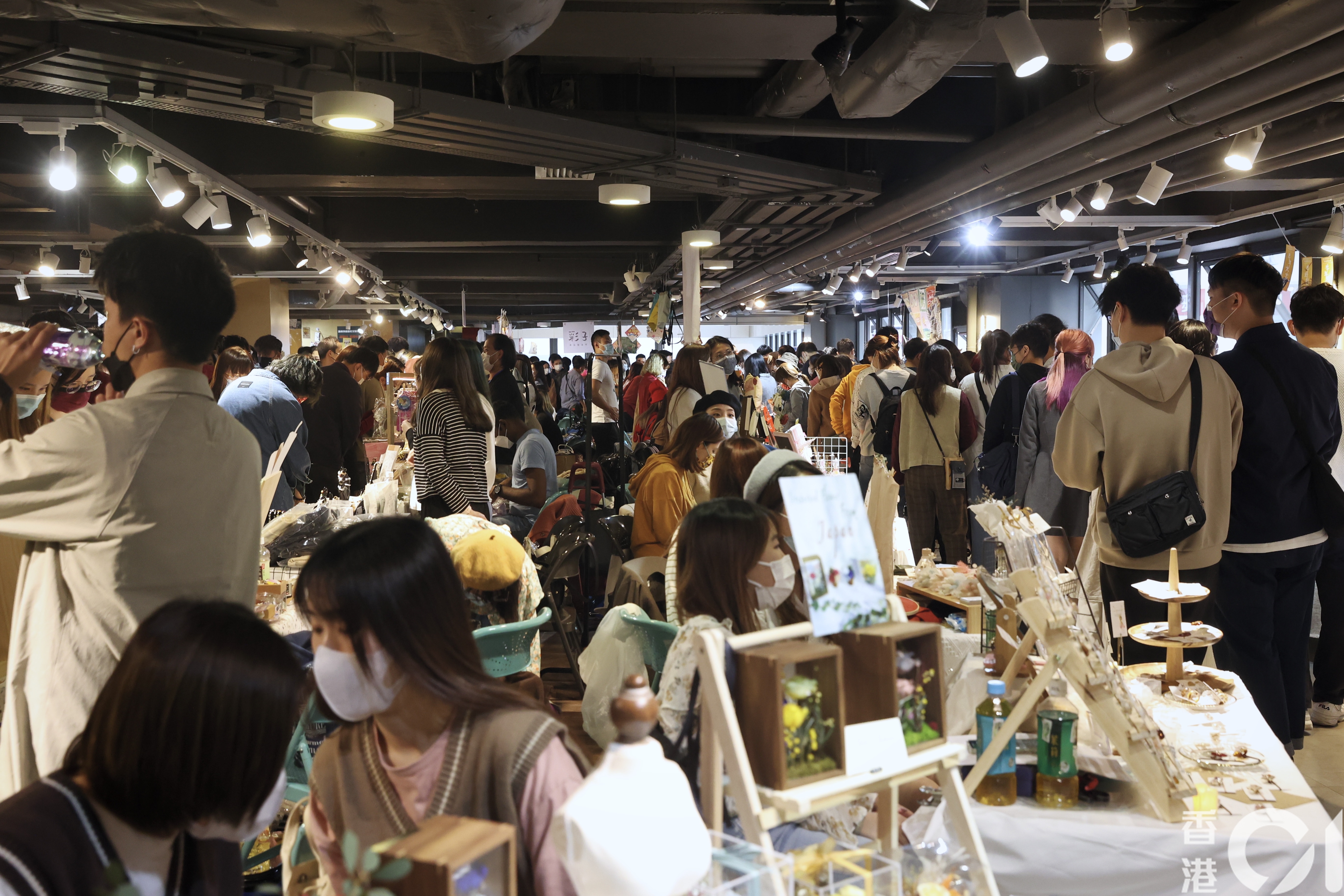 荔枝角D2 Place商場辦新年市集，吸引大量市民入場，當中以年輕人為主。（歐嘉樂攝）