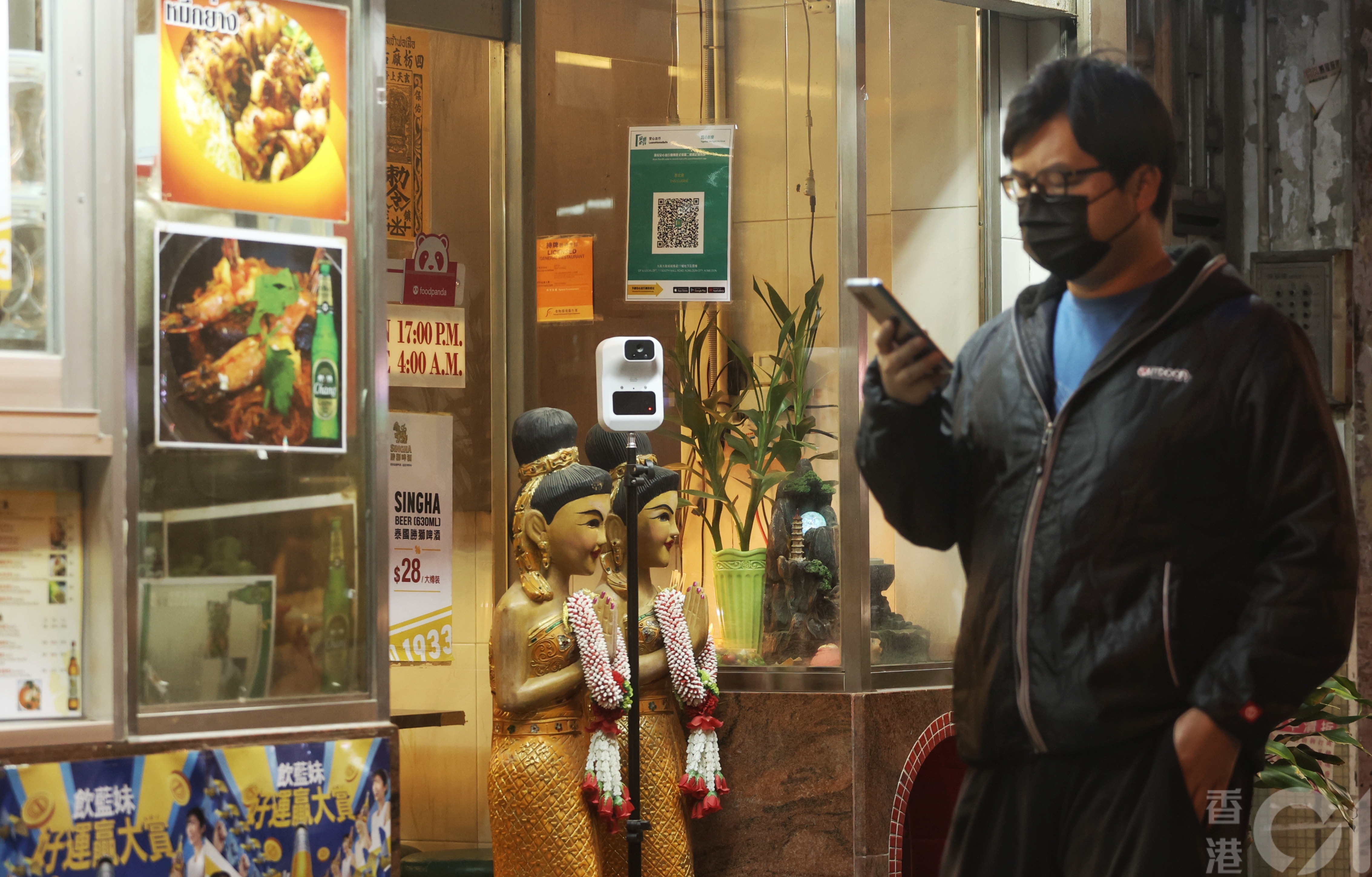 【2月18日起放寬措施】准許食肆恢復晚市堂食，食肆負責人除了繼續確保量體溫/保持距離，並要確保使用者進入處所前，要利用手機掃描安心出行二維碼/或登記資料，並保留紀錄31天。（資料圖片/余俊亮攝）