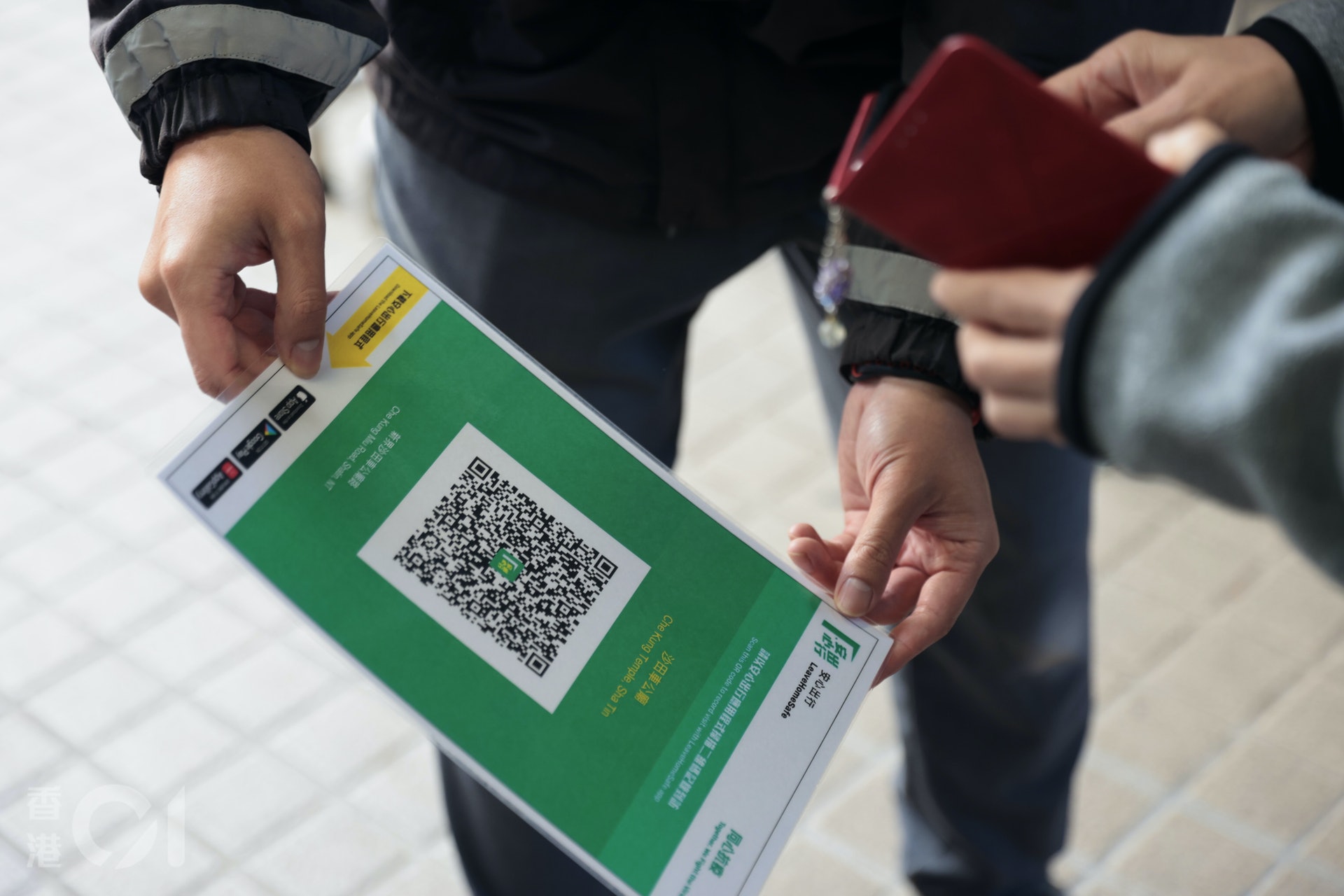 有工作人員手持車公廟的安心出行QR code。(歐嘉樂攝) 有工作人員手持車公廟的安心出行QR code。(歐嘉樂攝)