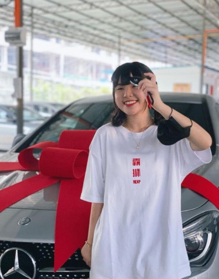 16歲輟學做youtuber 大馬美少女20歲擁豪宅豪買benz做生日禮物 香港01 熱爆話題