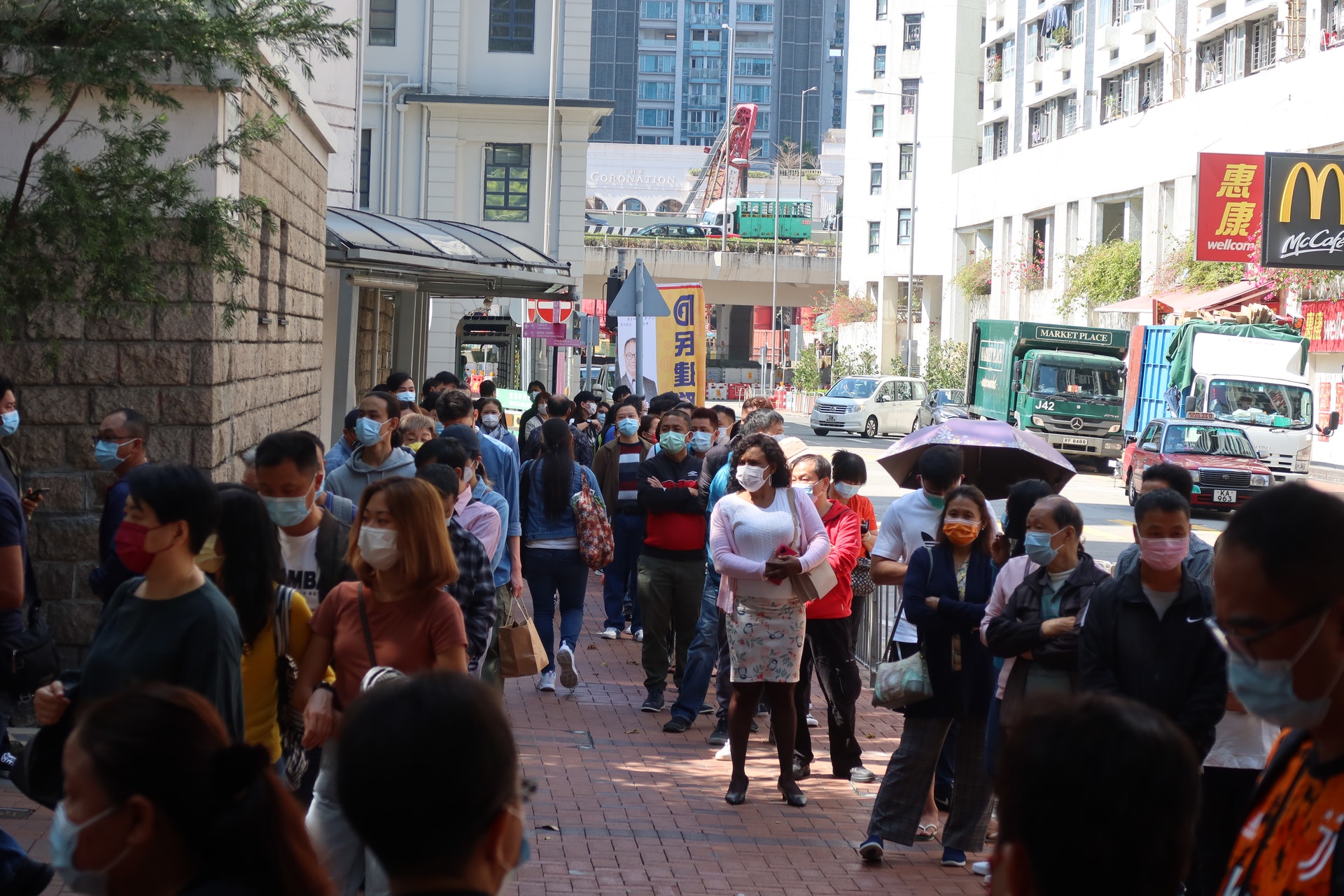 油麻地梁顯利社區檢測中心今早(15日)大打蛇餅,最高峯時段逾百人排隊。(孔繁栩攝) 油麻地梁顯利社區檢測中心今早(15日)大打蛇餅,最高峯時段逾百人排隊。(孔繁栩攝)