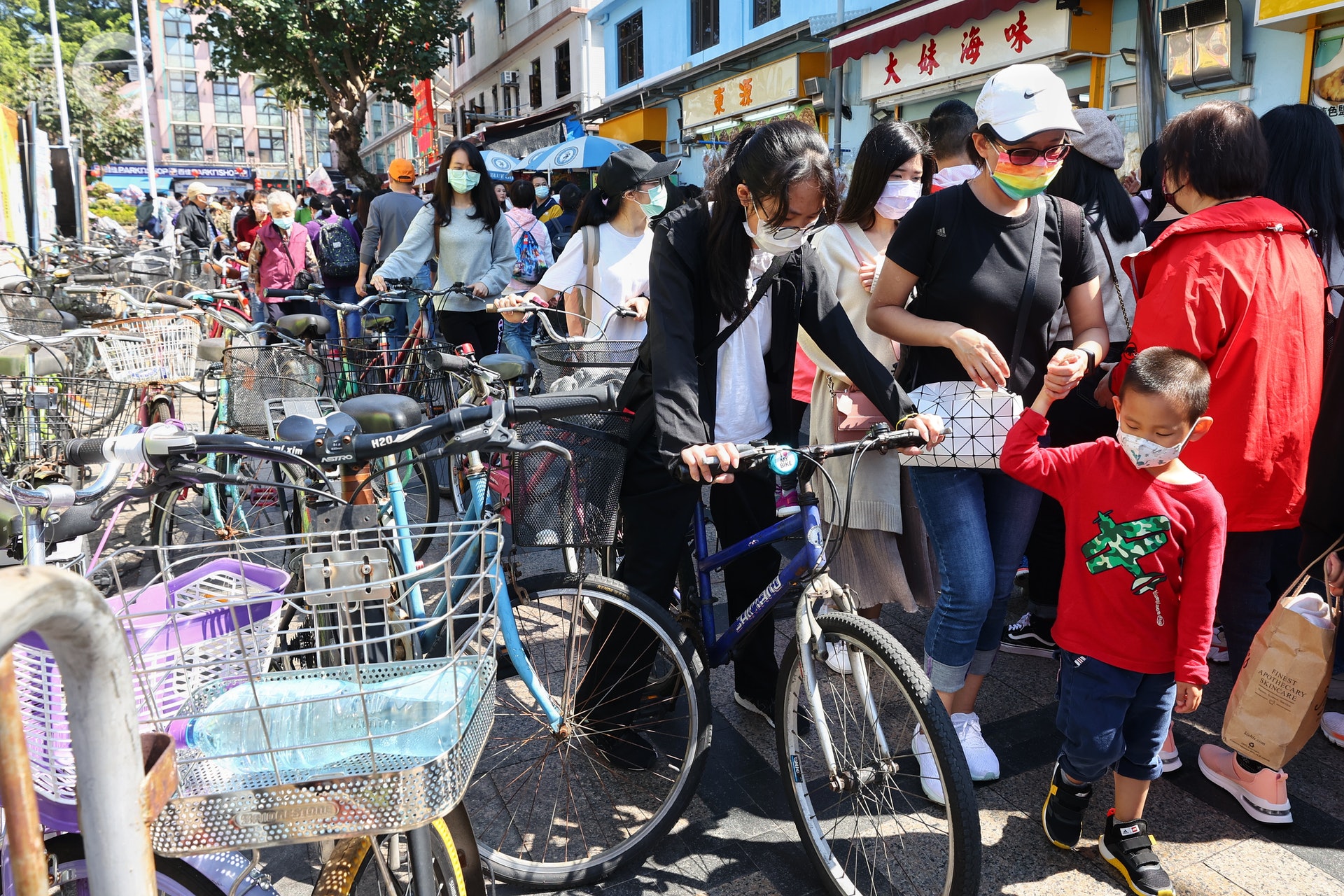 年初四,大批市民前往長洲遊玩,現場人頭湧湧。(張浩維攝) 年初四,大批市民前往長洲遊玩,現場人頭湧湧。(張浩維攝)
