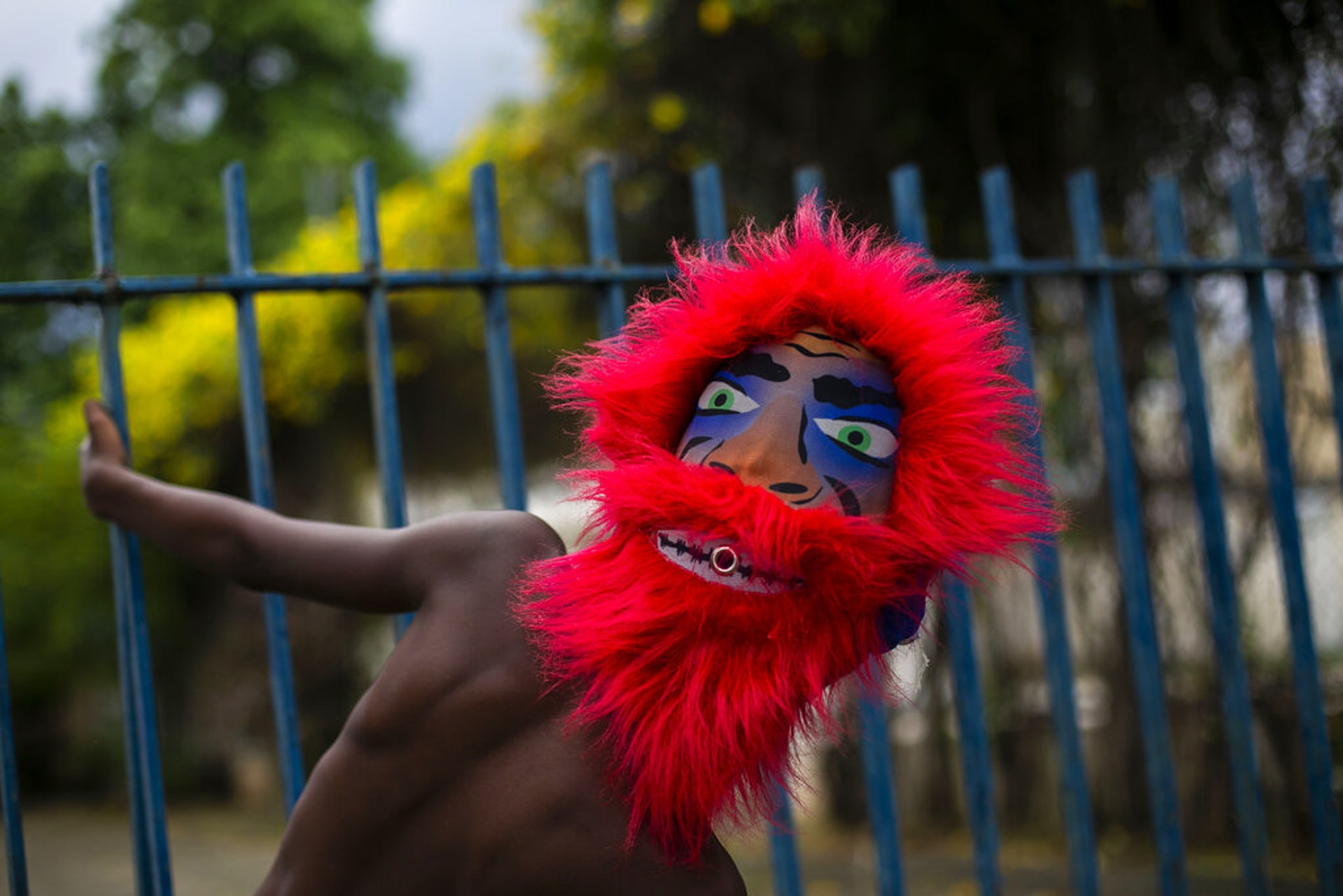 巴西新冠肺炎疫情：圖為2月14日，Bate-Bola的舞蹈員在里約熱內盧的嘉年華活動中亮相。Bate-Bola是里約熱內盧郊區典型狂歡節的特色舞蹈。（AP）