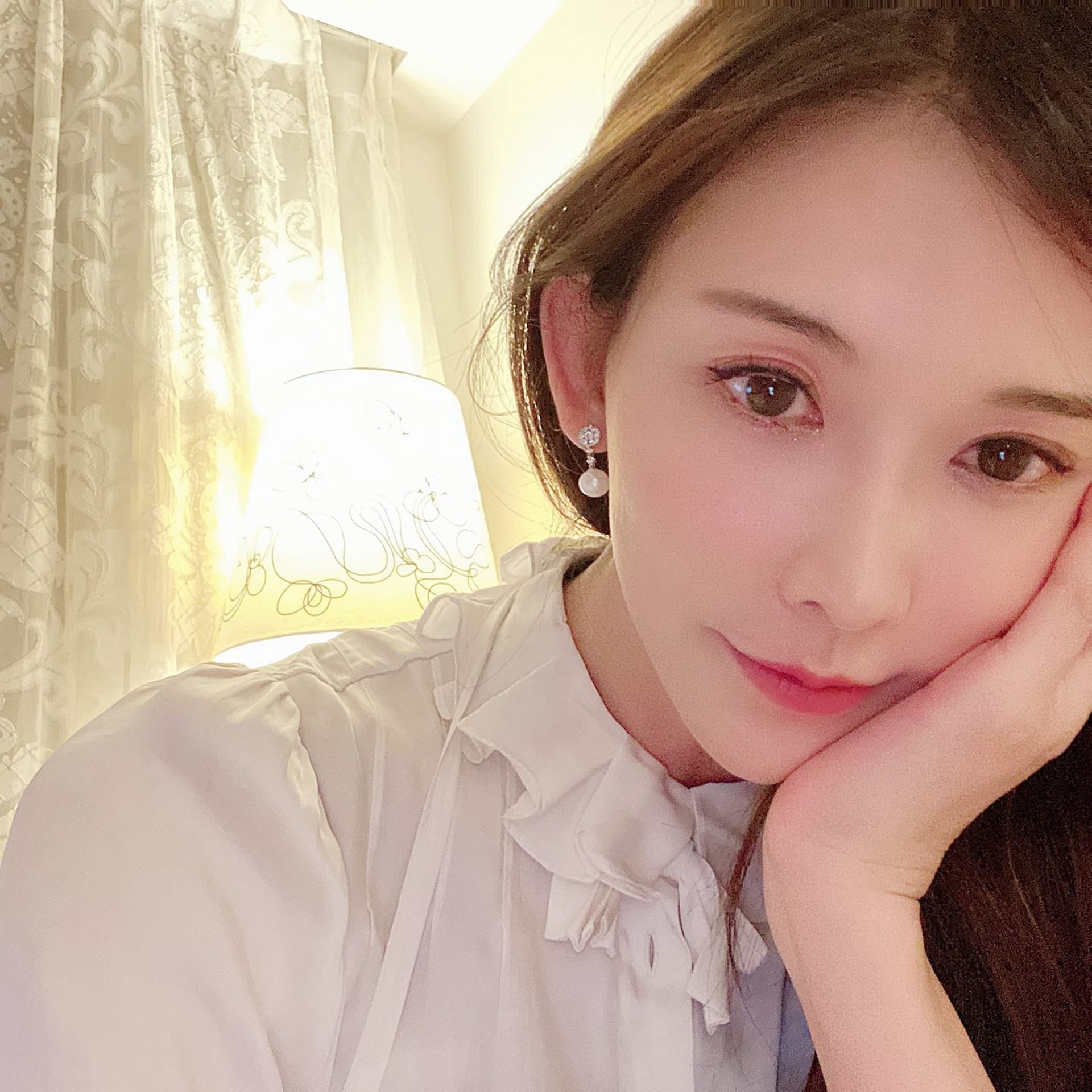在她臉上仍不見歲月的痕跡,46歲的她看起來仙氣滿溢,她也分享自己逆齡的秘訣。(林志林IG) 在她臉上仍不見歲月的痕跡,46歲的她看起來仙氣滿溢,她也分享自己逆齡的秘訣。(林志林IG)