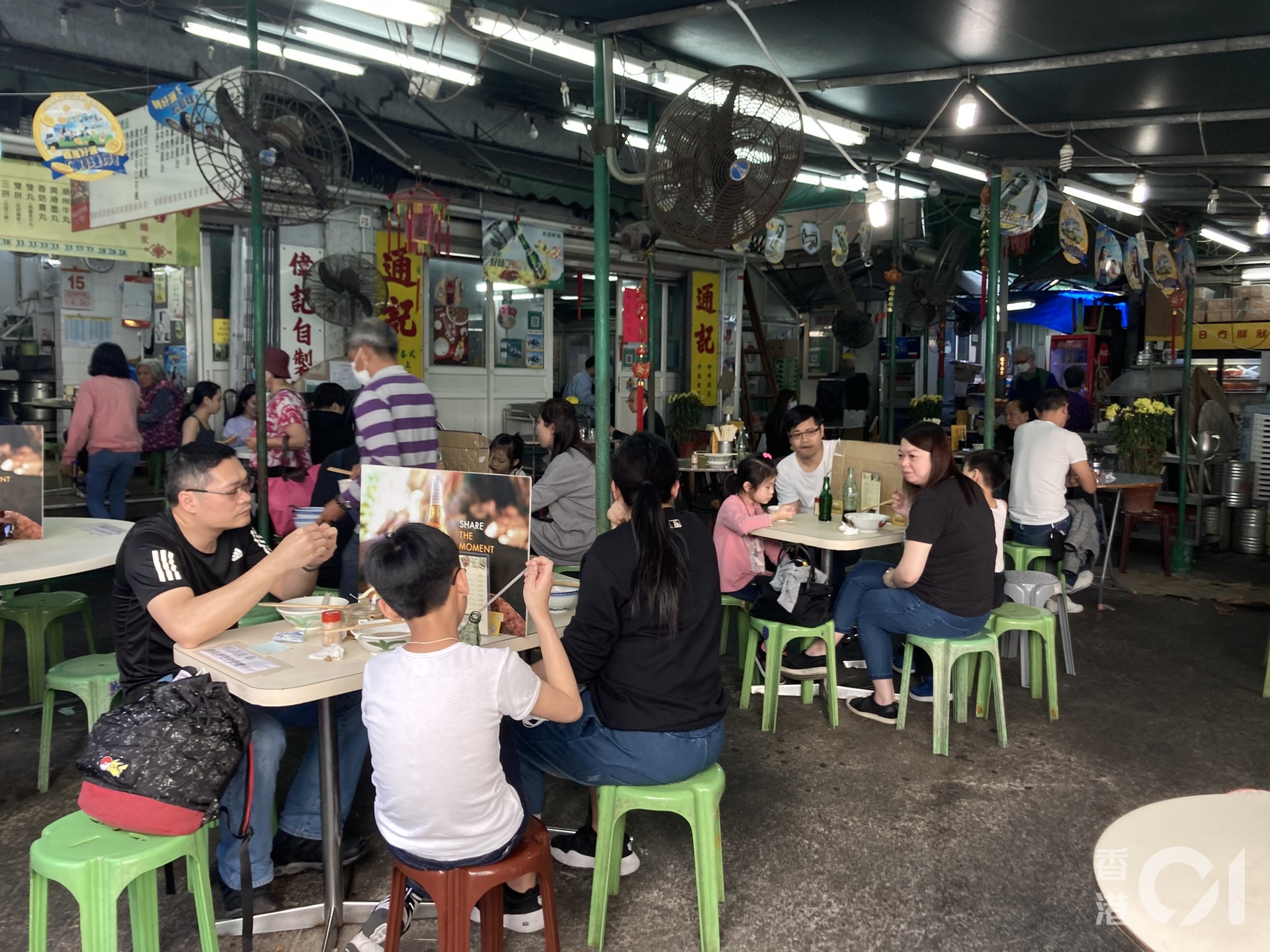 2月15日年初四,長洲有食肆疑每枱容納人數超過2人、飯桌之間距離過。(歐陽德浩攝) 2月15日年初四,長洲有食肆疑每枱容納人數超過2人、飯桌之間距離過。(歐陽德浩攝)