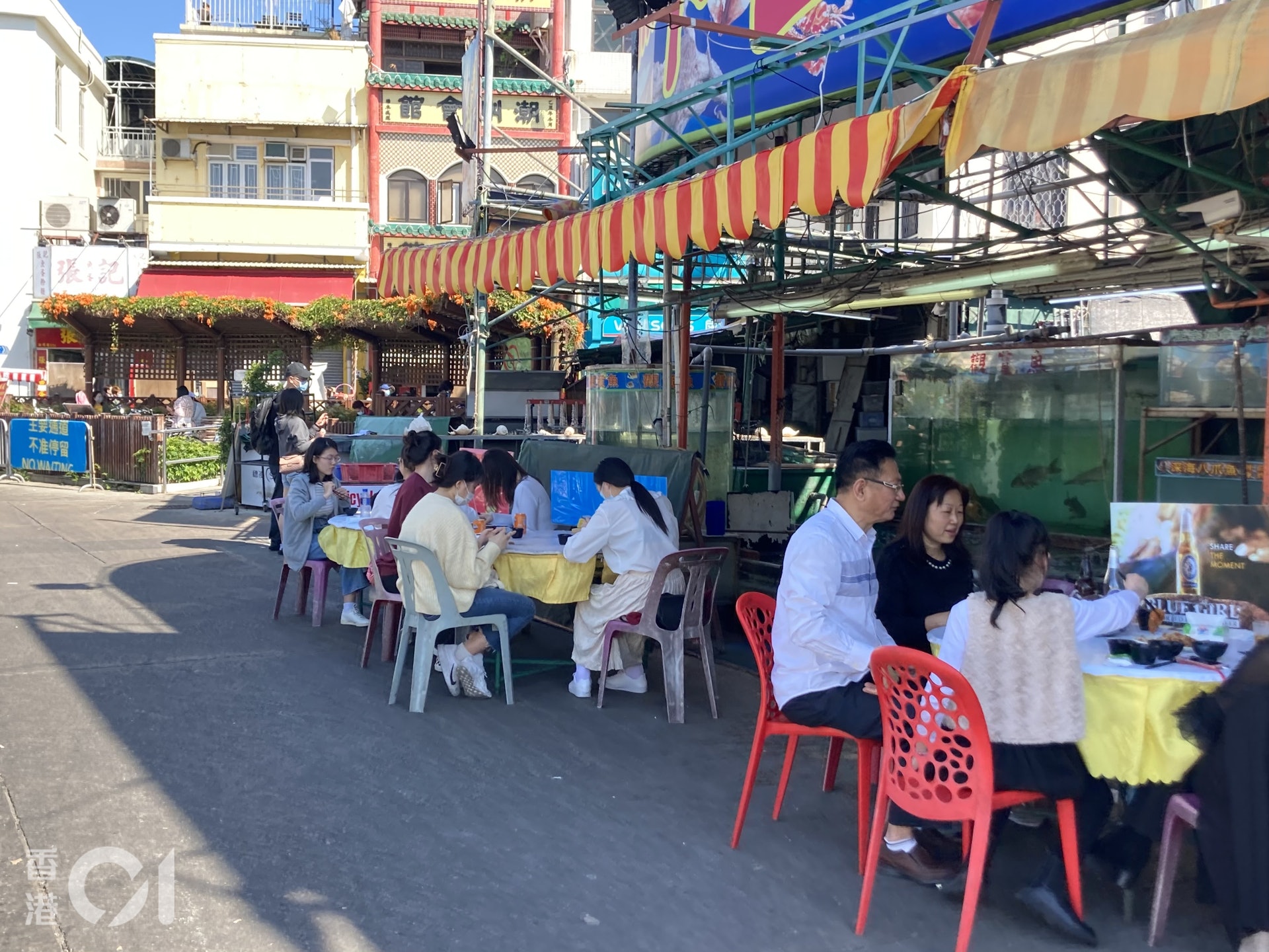 2月15日年初四,長洲有食肆疑每枱容納人數超過2人、飯桌之間距離過。(歐陽德浩攝) 2月15日年初四,長洲有食肆疑每枱容納人數超過2人、飯桌之間距離過。(歐陽德浩攝)