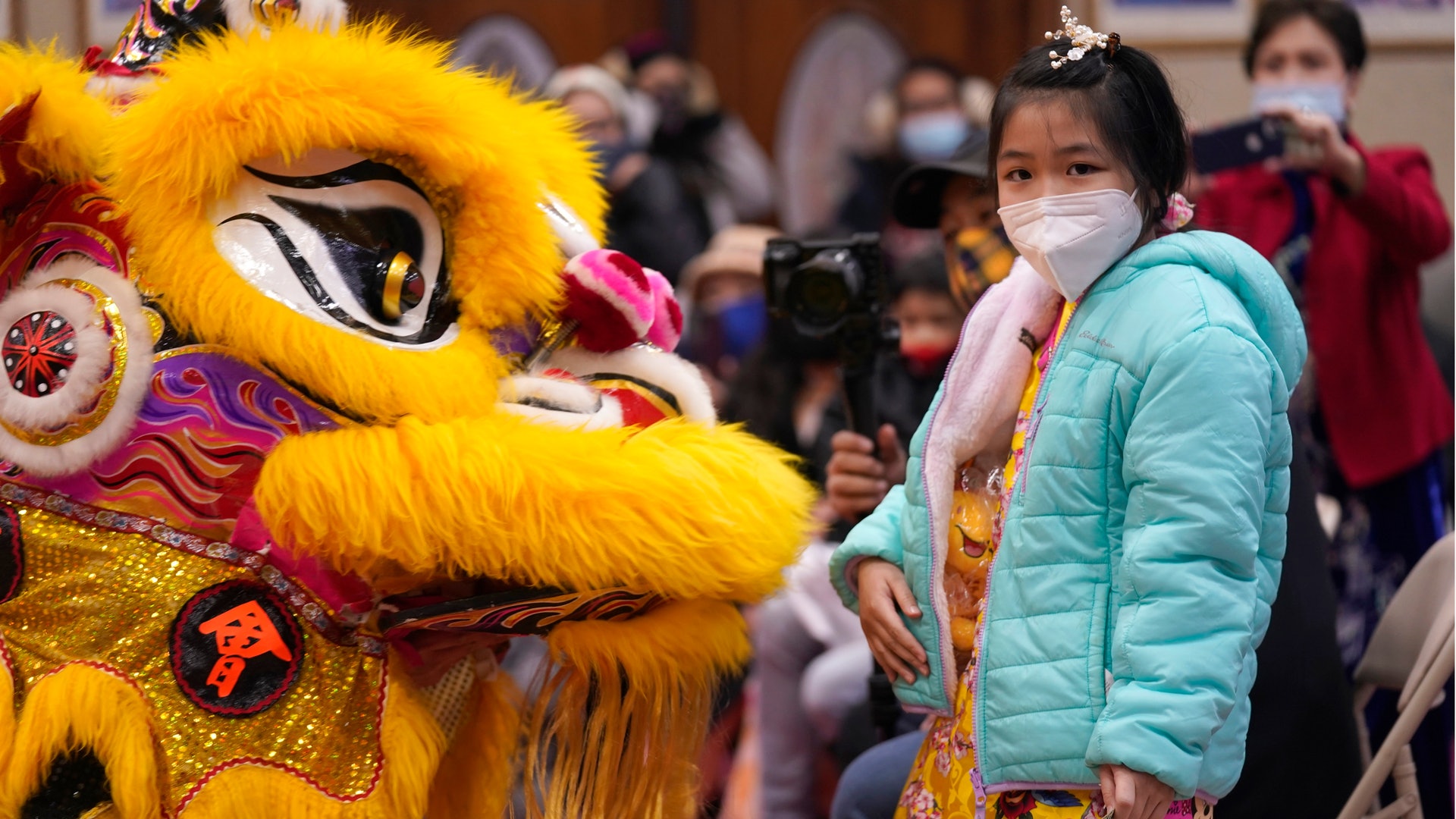 美國新冠肺炎疫情:圖為2月11日一名女童在德州一間寺廟外拍照。(AP) 美國新冠肺炎疫情:圖為2月11日一名女童在德州一間寺廟外拍照。(AP)
