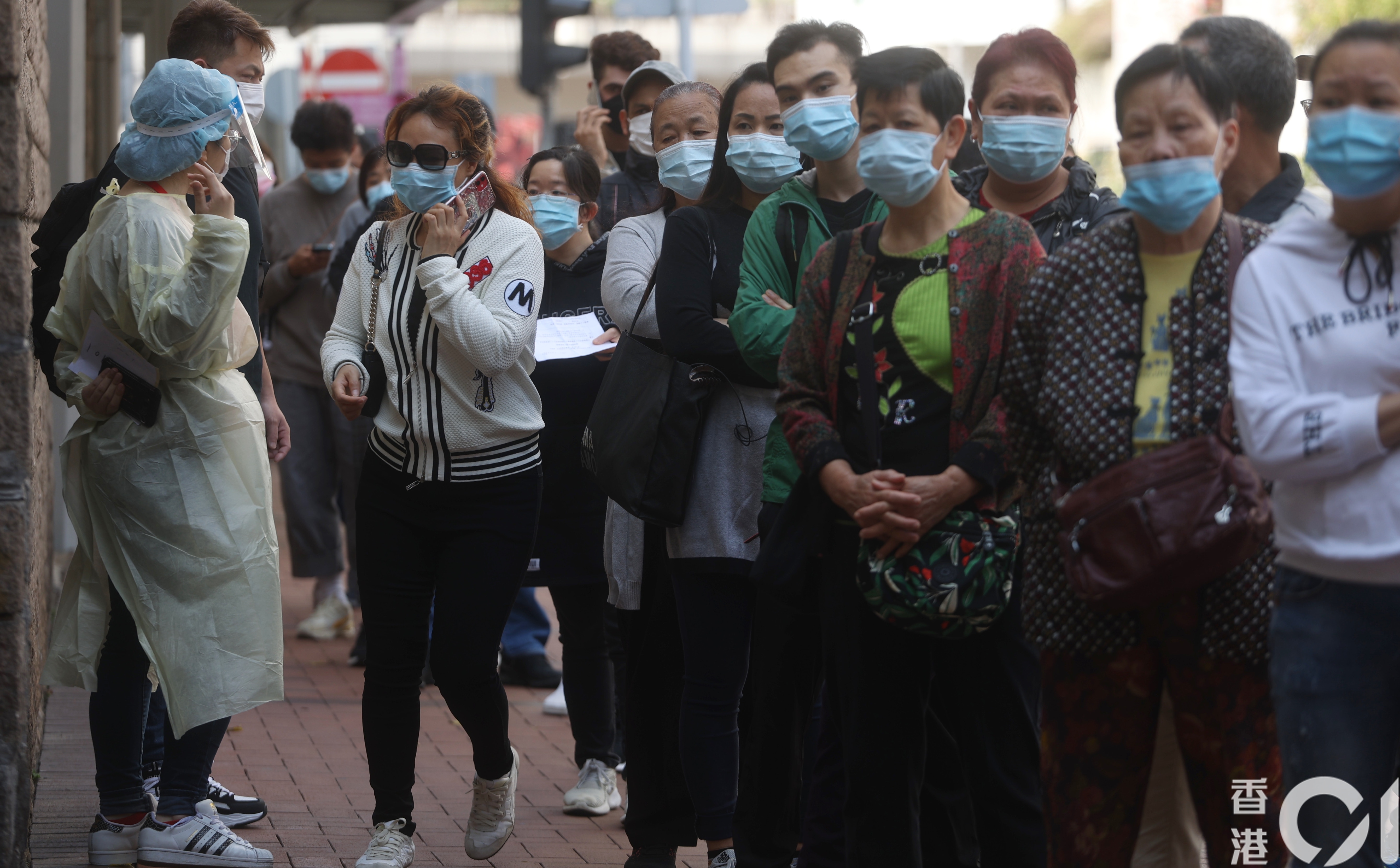【2月18日起放寬措施】食肆負責人要確保員工每14天要進行一次檢測，保留記錄31天。若無遵守，則會叫停晚市3至14日，限坐兩人。（資料圖片/余俊亮攝）