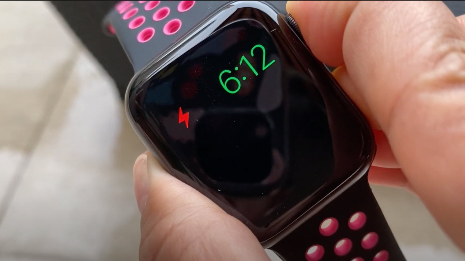 是次受影響的 Apple Watch 在早前升級至 WatchOS 7.2/ 7.3 後,於省電模式(Power Reserve Mode)下不能正常充電(圖 YouTube) 是次受影響的 Apple Watch 在早前升級至 WatchOS 7.2/ 7.3 後,於省電模式(Power Reserve Mode)下不能正常充電(圖 YouTube)