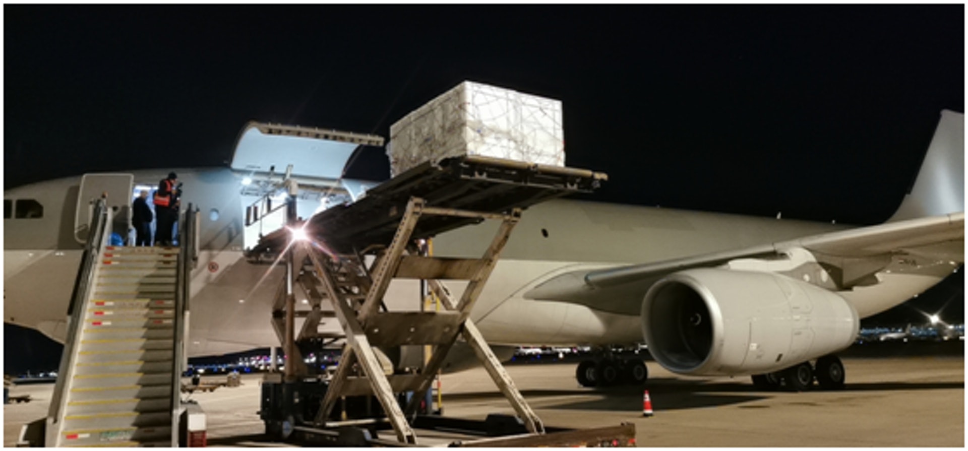 包機於北京時間周二凌晨飛抵北京並在機場完成裝箱後隨即啟程返航。(澎湃新聞) 包機於北京時間周二凌晨飛抵北京並在機場完成裝箱後隨即啟程返航。(澎湃新聞)
