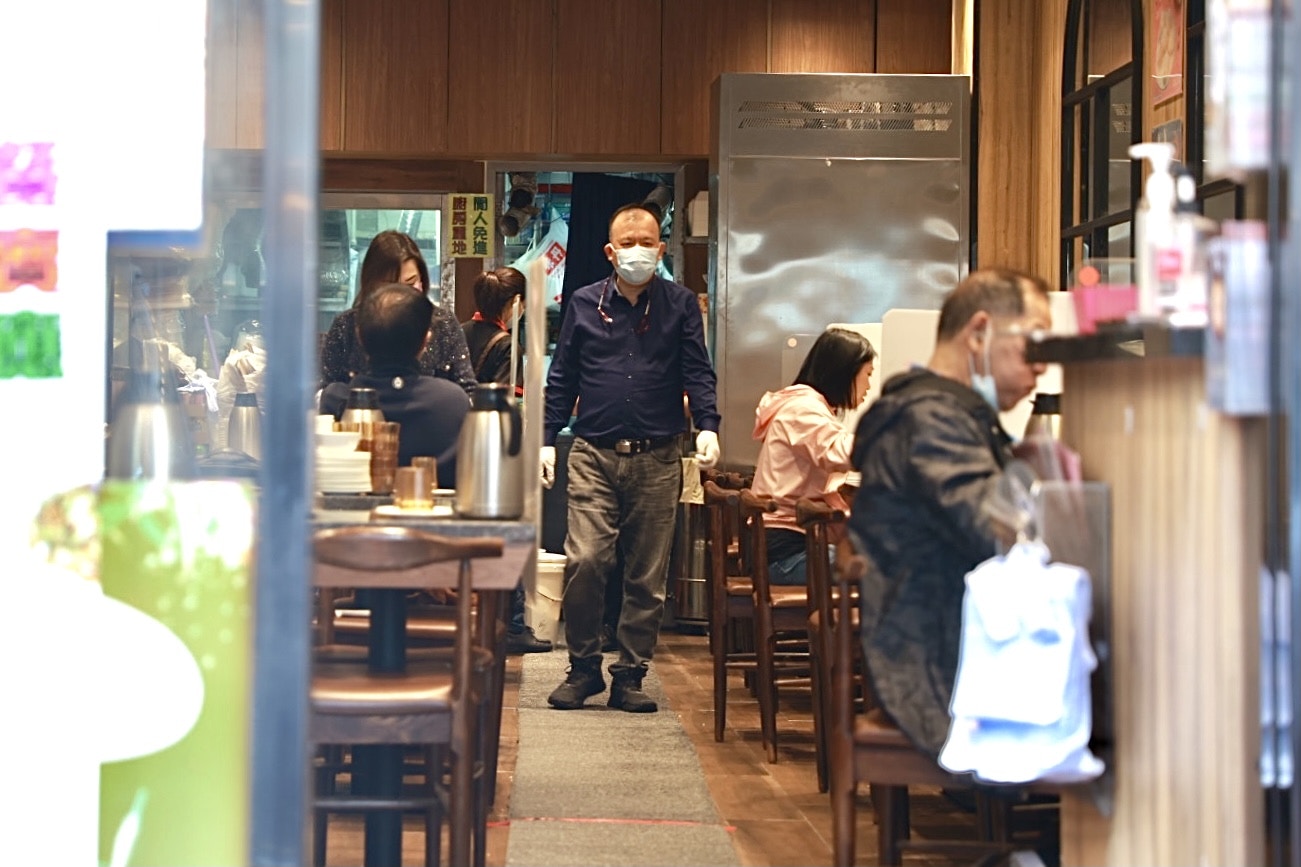【2月18日起放寬措施】政府放寬社交距離措施，食肆晚市堂食將放寬至晚上10時，最多四人一檯。（資料圖片/黃寶瑩攝）