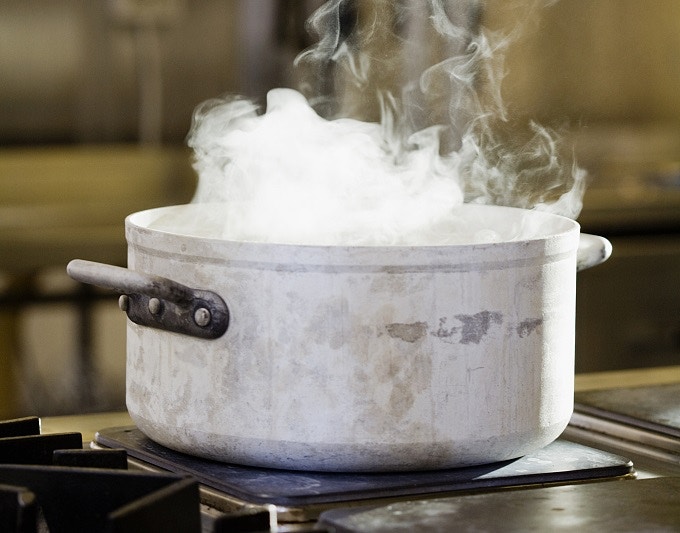 燙傷急救 滾水燙傷敷冰搽藥膏都係錯 急救5步驟應否即時沖水 燙傷急救 滾水燙傷敷冰搽藥膏都係錯 急救5步驟應否即時沖水