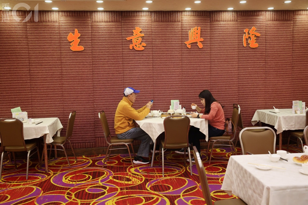 【2月18日起放寬措施】政府放寬社交距離措施，食肆晚市堂食將放寬至晚上10時，最多四人一檯。（資料圖片/歐家樂攝）