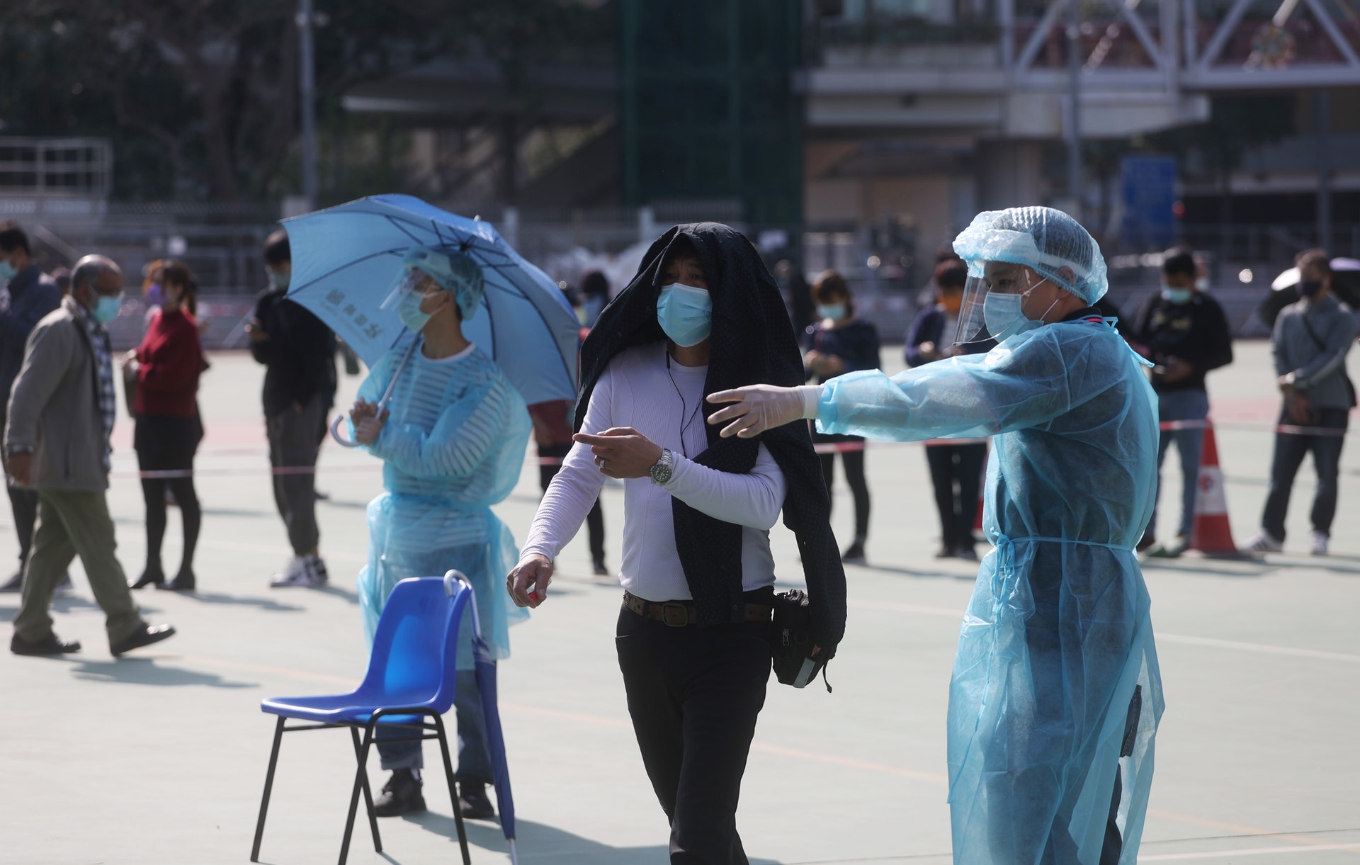 沙咀道流動採樣站今日大排長龍,不少市民在陽光下等待逾句鐘。(余俊亮攝) 沙咀道流動採樣站今日大排長龍,不少市民在陽光下等待逾句鐘。(余俊亮攝)