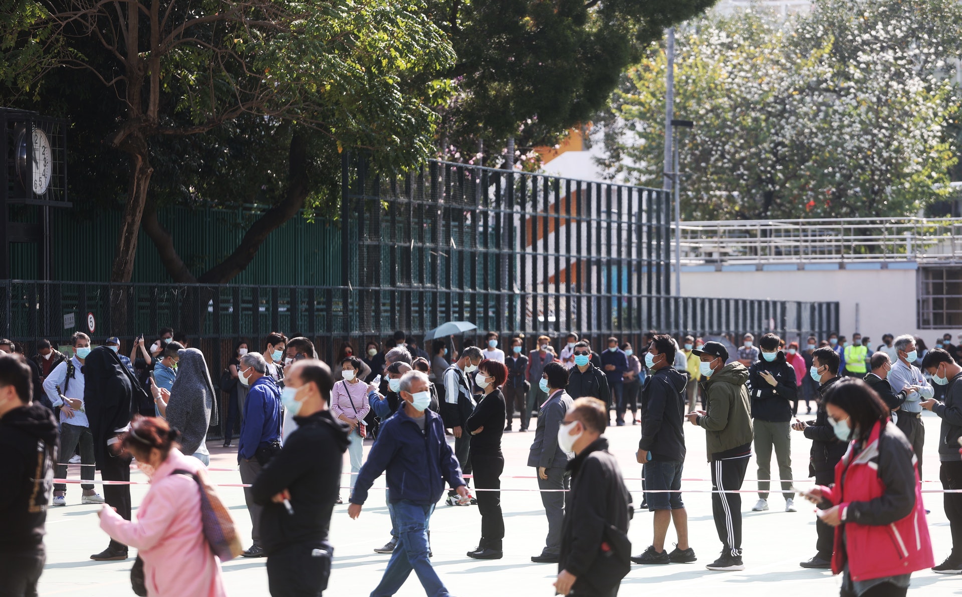 沙咀道流動採樣站今日大排長龍,不少市民在陽光下等待逾句鐘。(余俊亮攝) 沙咀道流動採樣站今日大排長龍,不少市民在陽光下等待逾句鐘。(余俊亮攝)